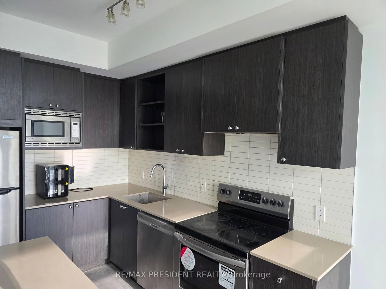 60 George Butchart Drive, Unit 112 thumbnail 8