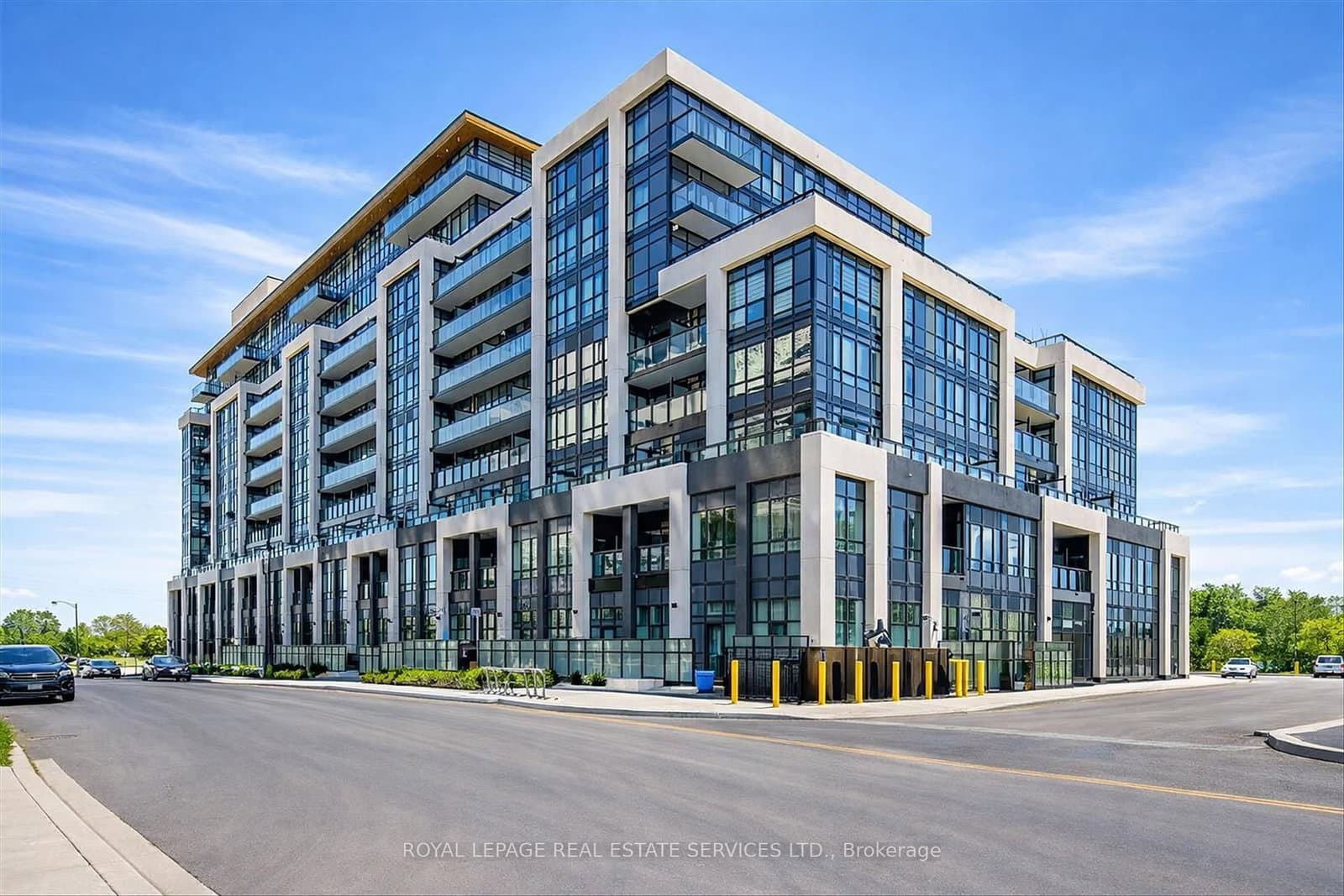 405 Dundas Street W, Unit 104