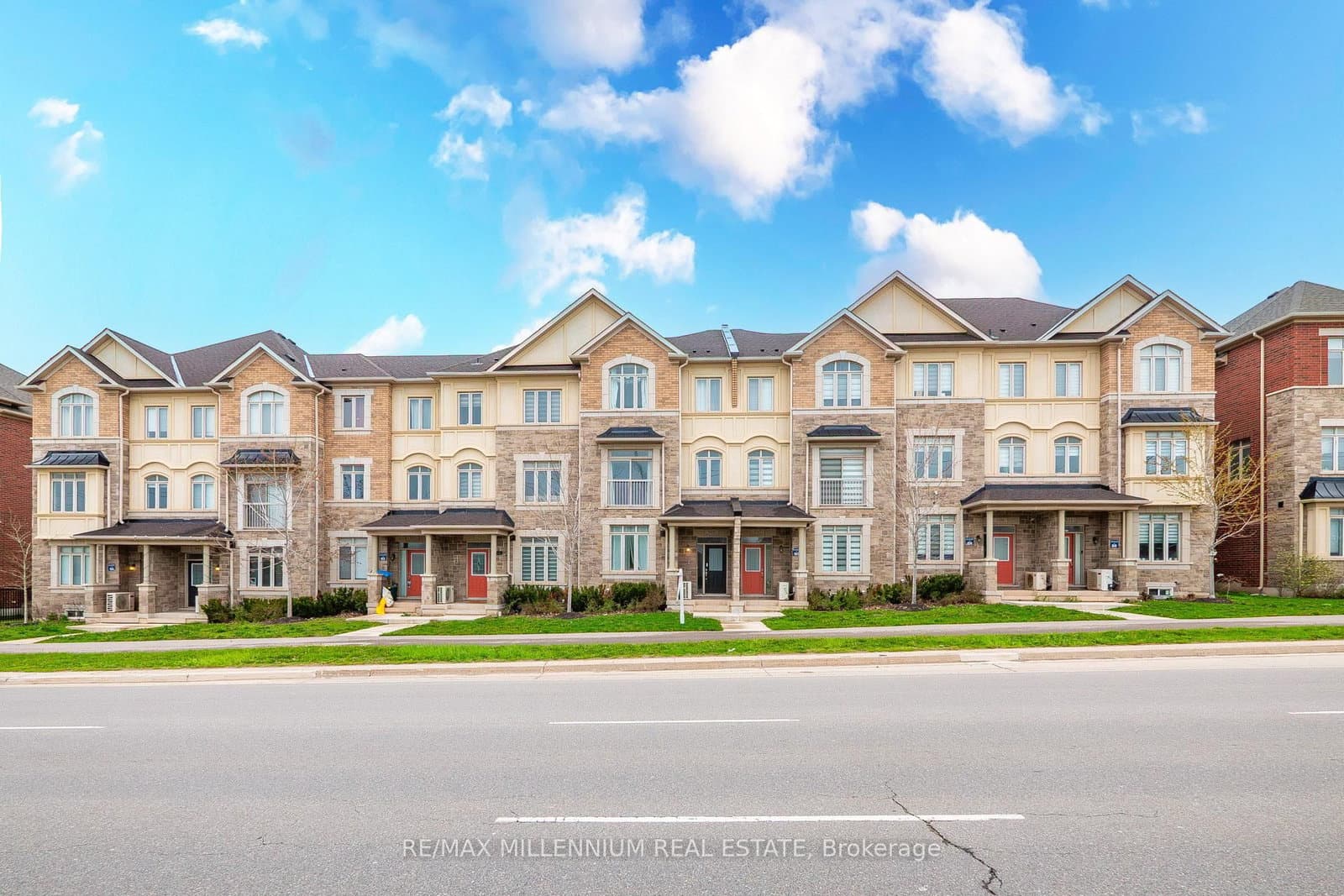505 Dundas Street E