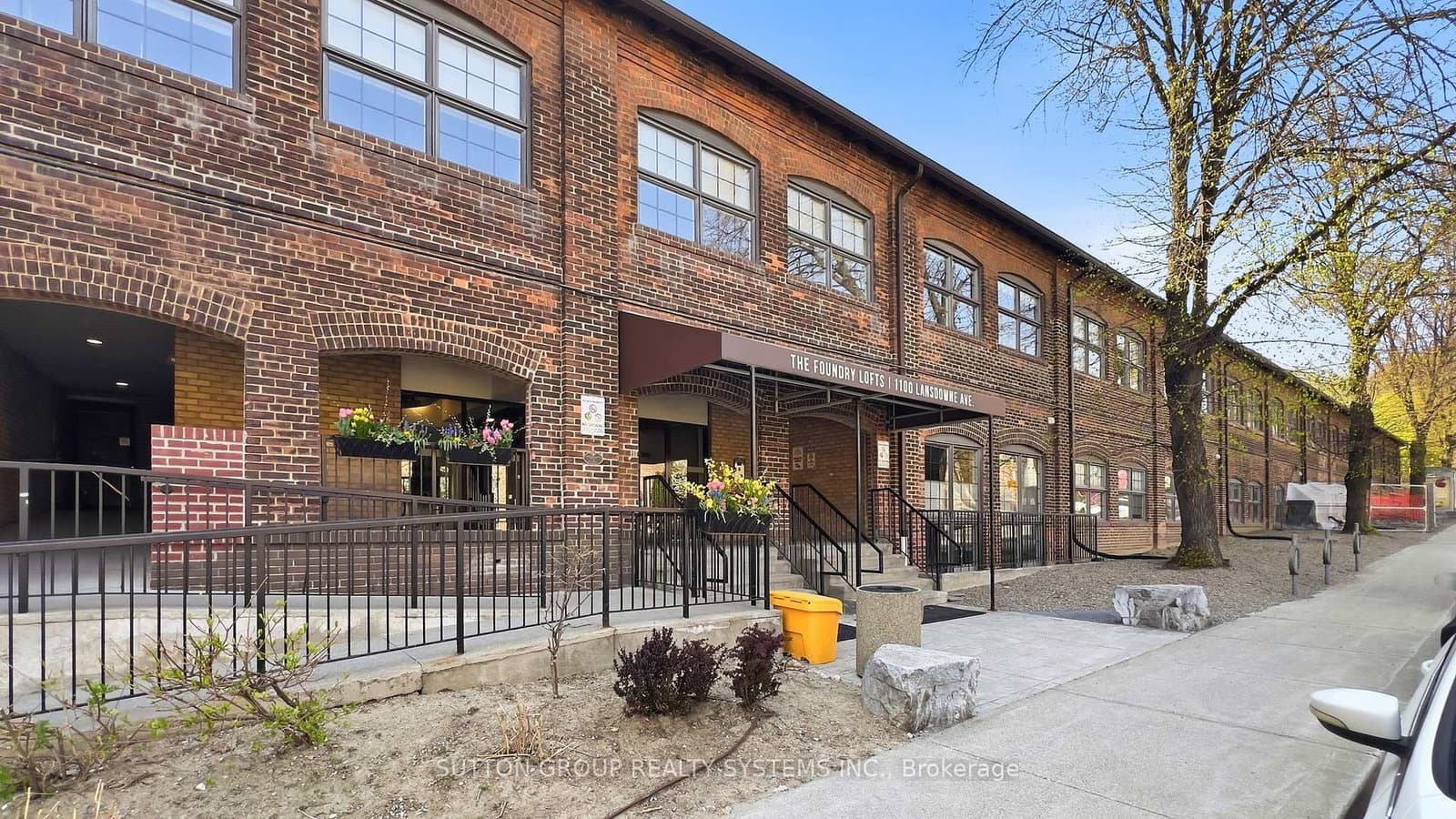 #332 - 1100 Lansdowne Avenue