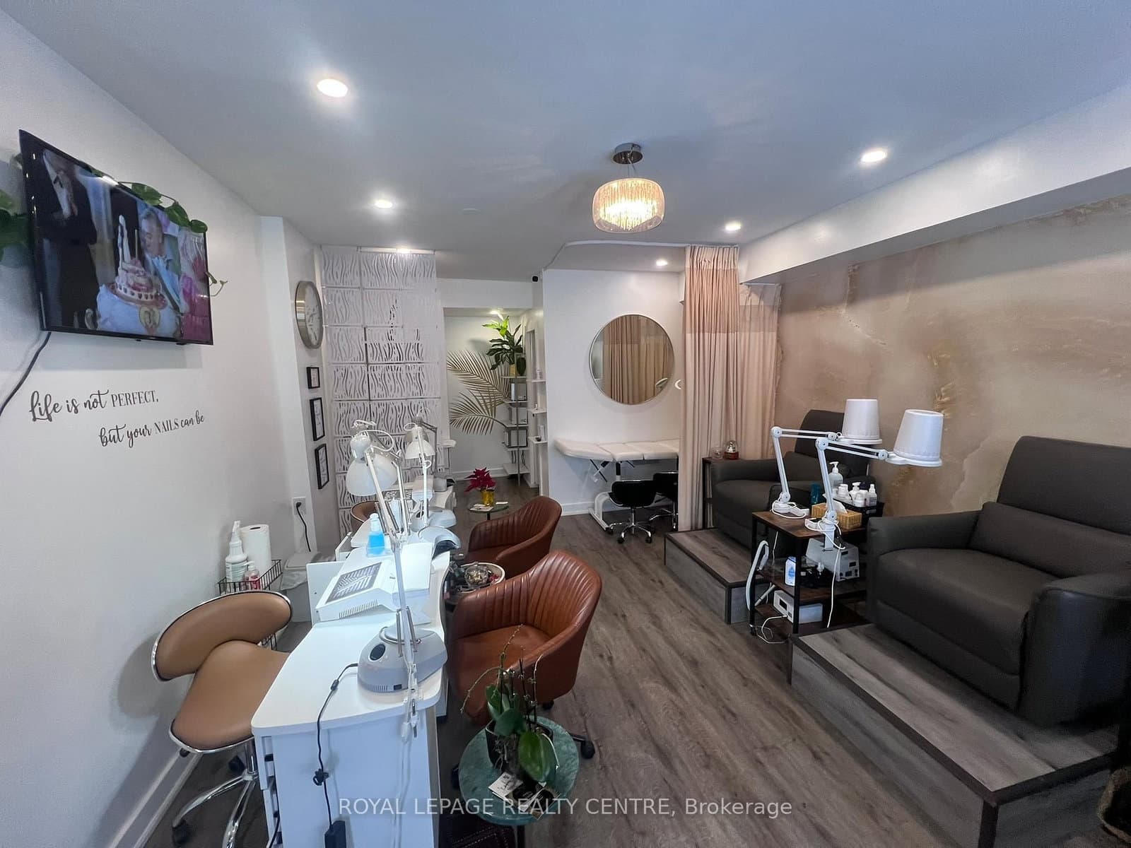 745 Lakeshore Road E thumbnail 4