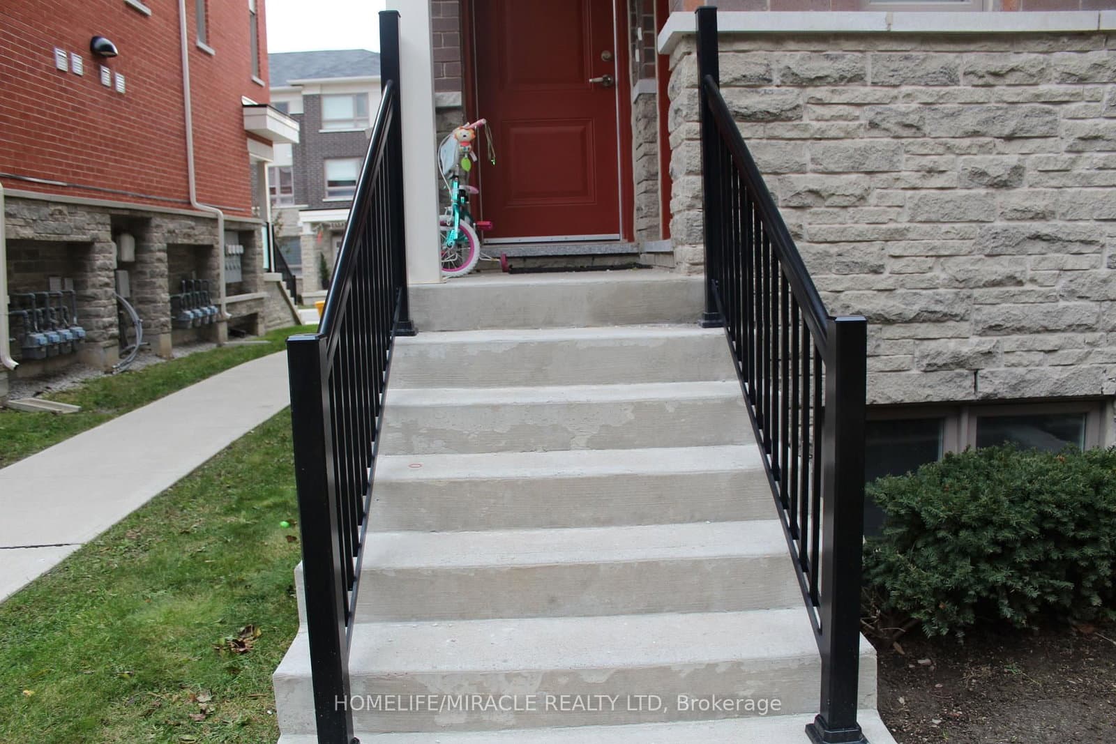 240 Lagerfeld Drive, Unit 5 thumbnail 4