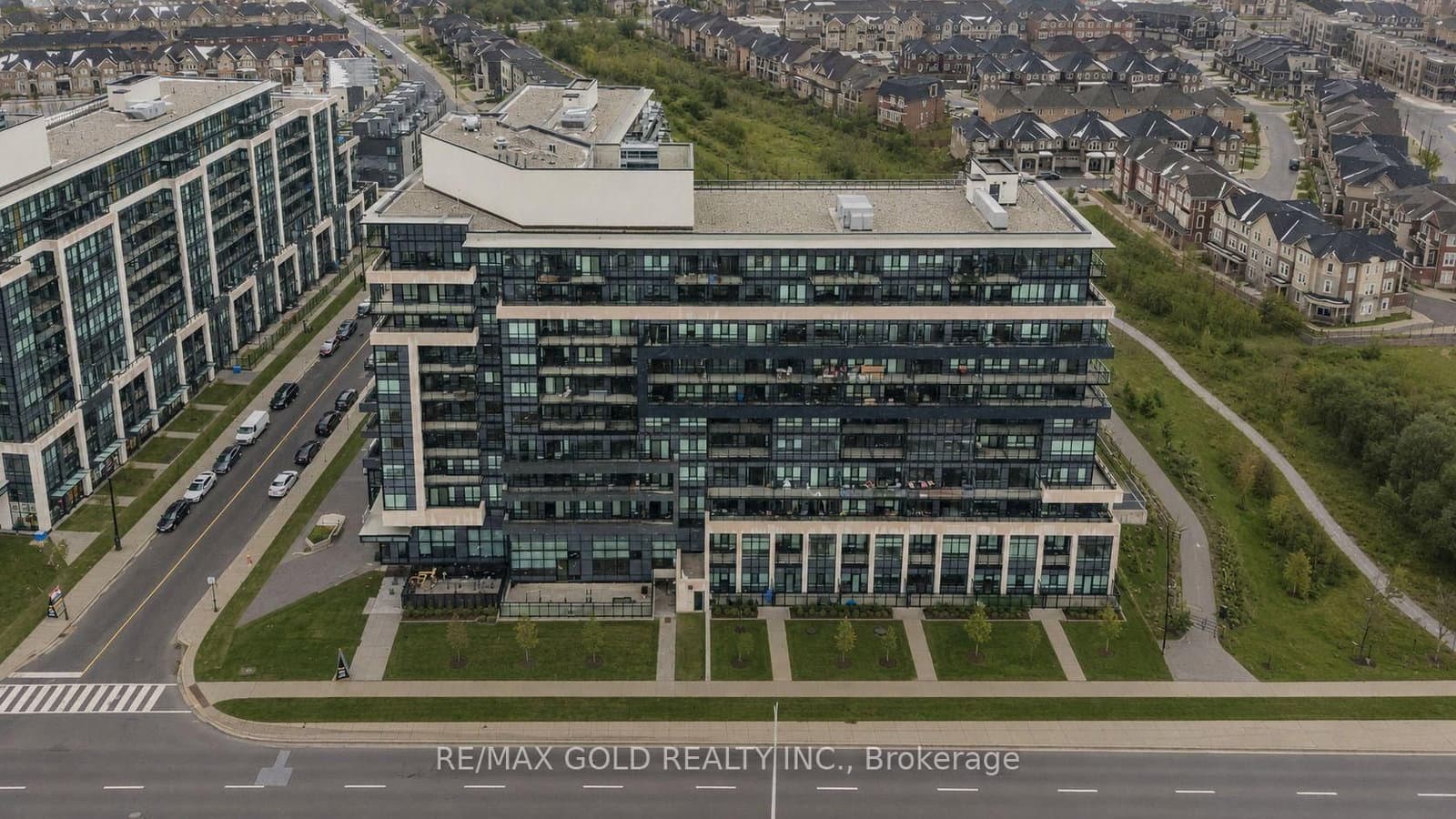 395 Dundas Street W, Unit 117