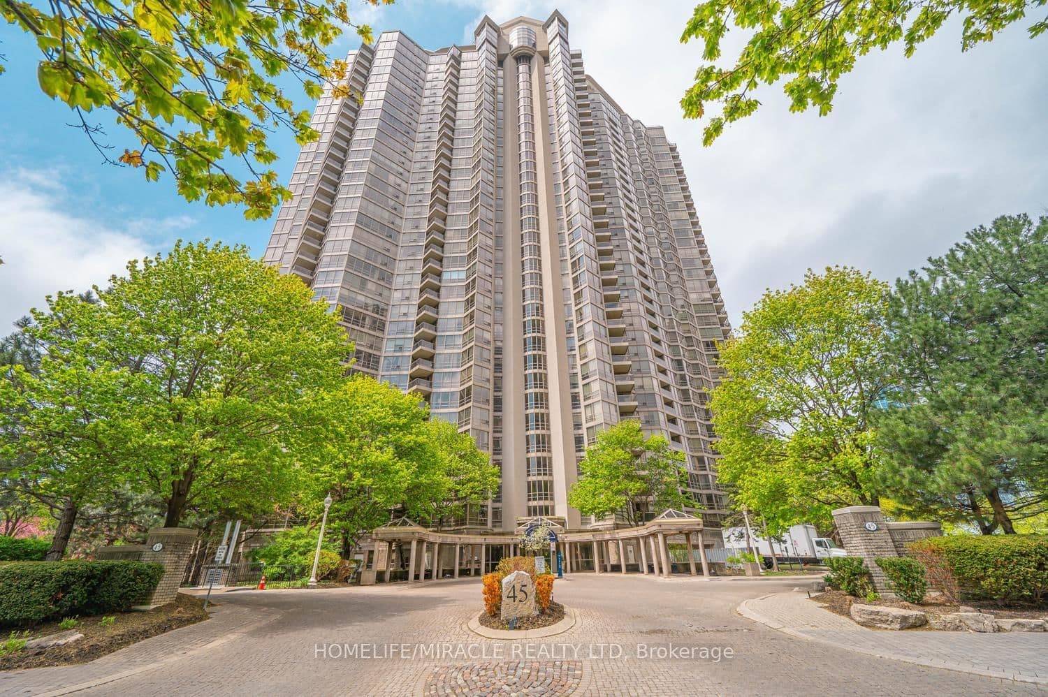 #208 - 45 kingsBridge Garden Circle