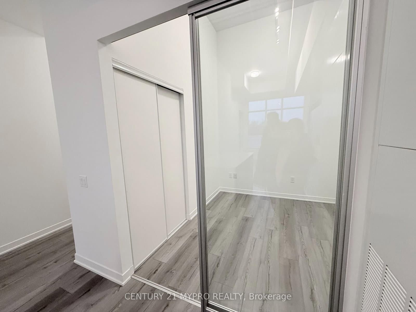 395 Dundas Street W, Unit 115 thumbnail 12
