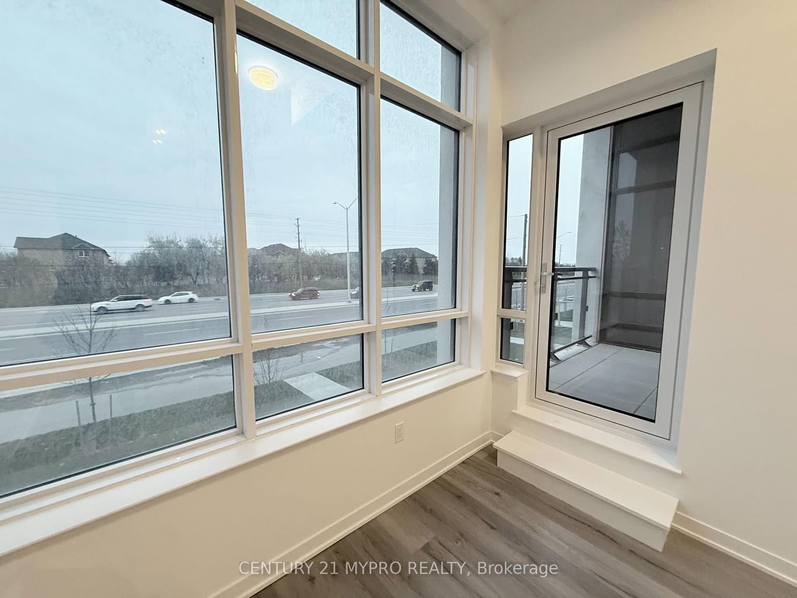 395 Dundas Street W, Unit 115 thumbnail 4