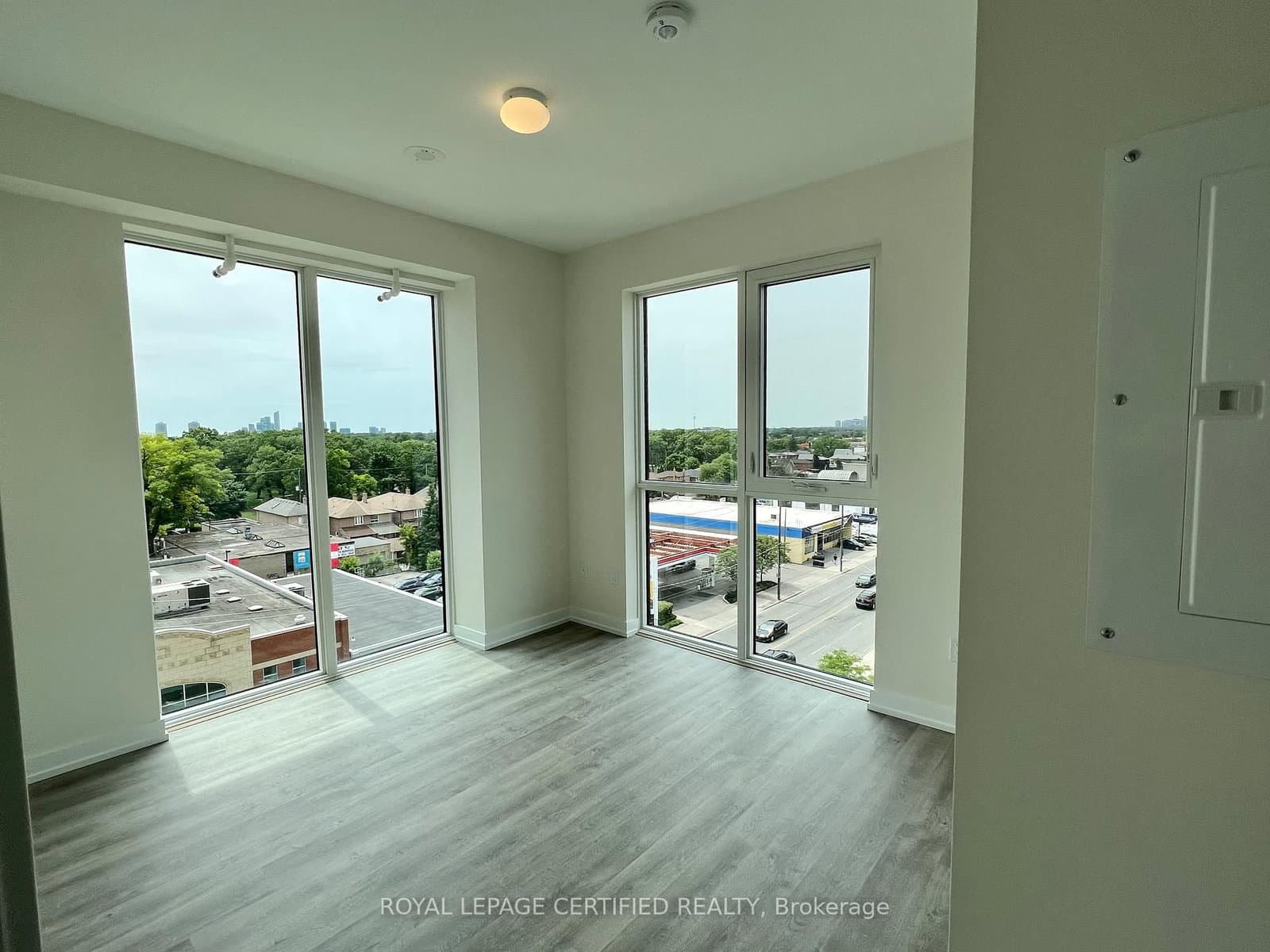 2300 St. Clair Avenue W, Unit 703 thumbnail 10