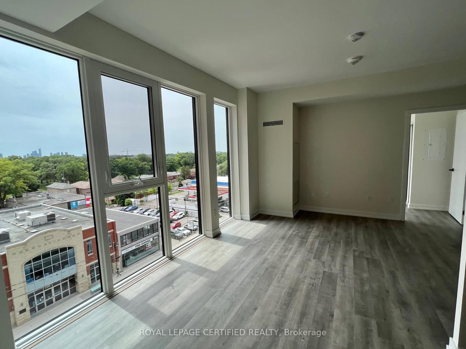 2300 St. Clair Avenue W, Unit 703 thumbnail 3