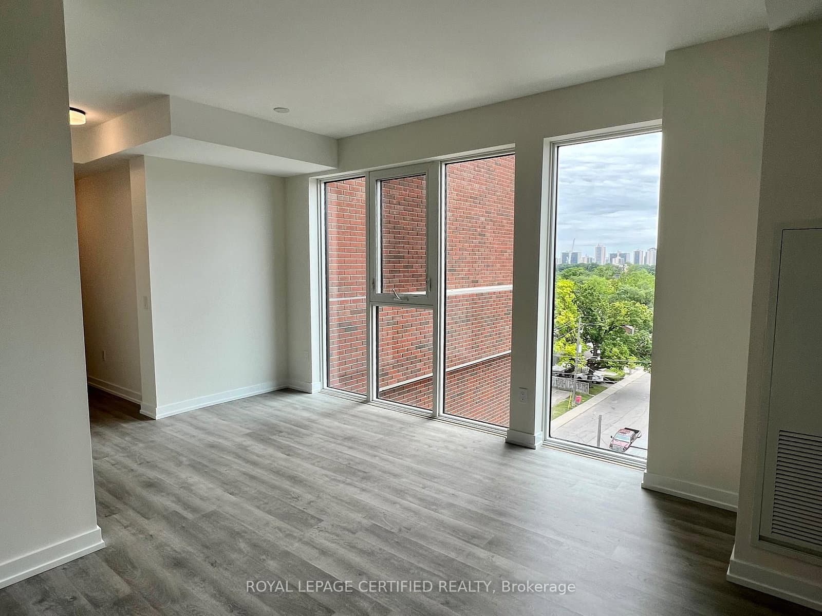 2300 St. Clair Avenue W, Unit 703 thumbnail 4