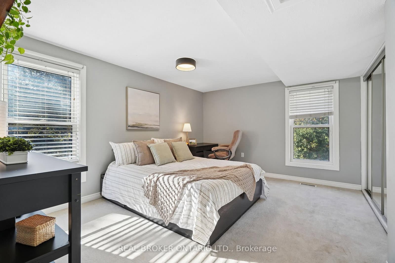 2055 Embleton Road thumbnail 23