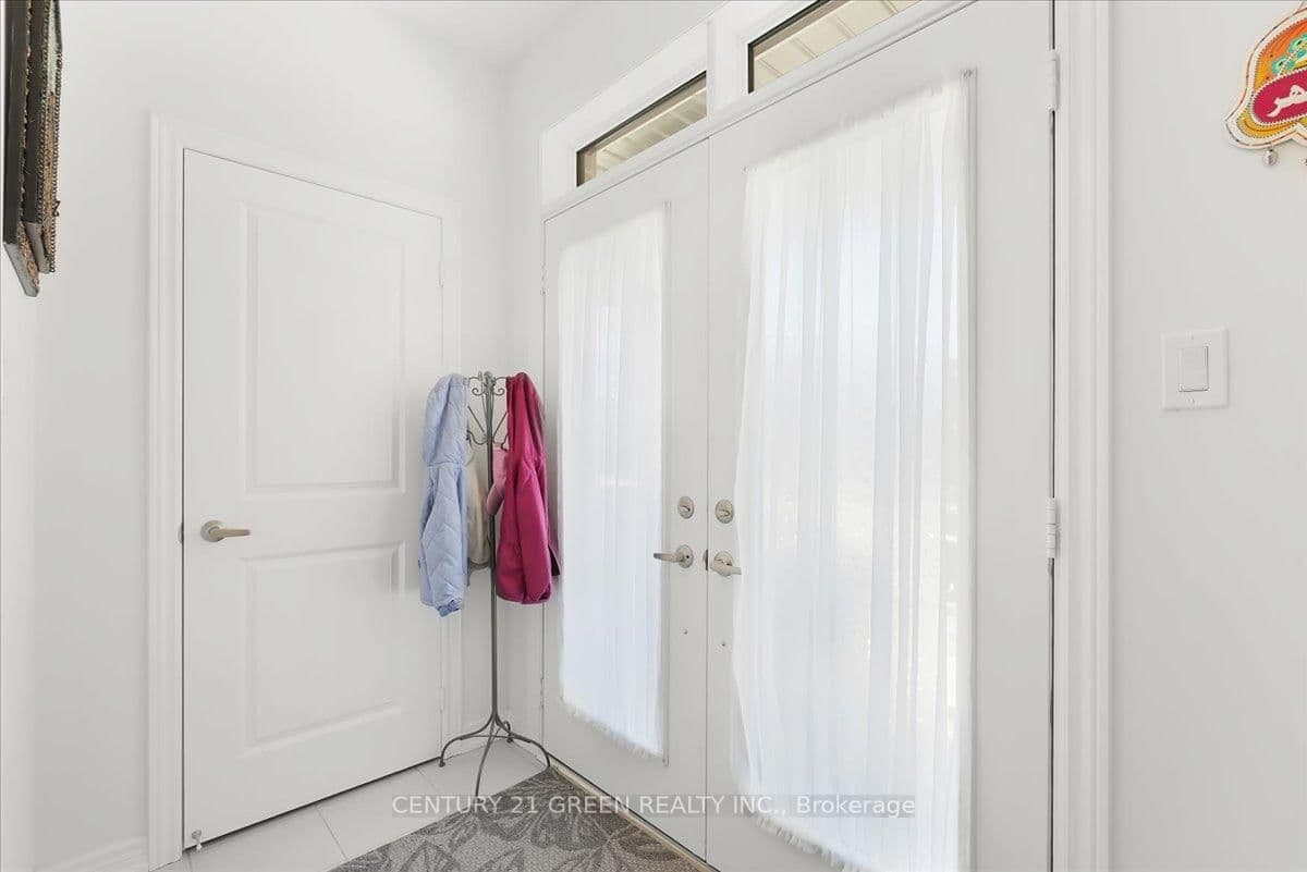384 Kennedy Circle W thumbnail 3
