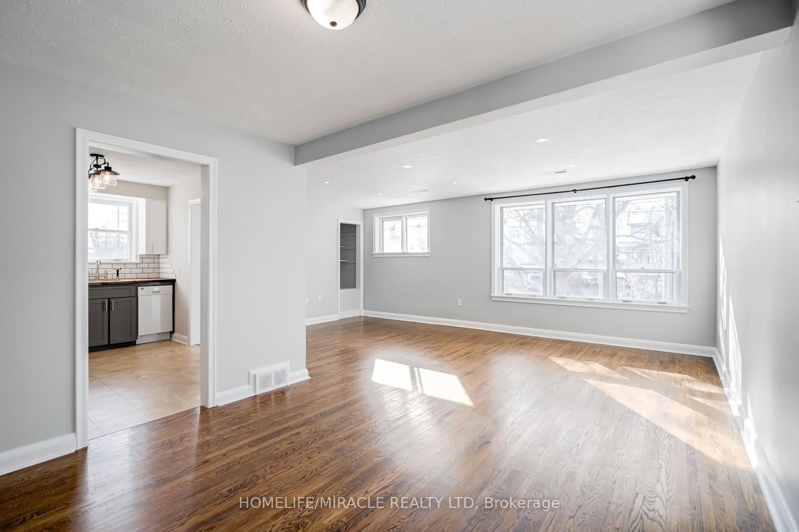 34 Elizabeth Street S, Unit A thumbnail 4