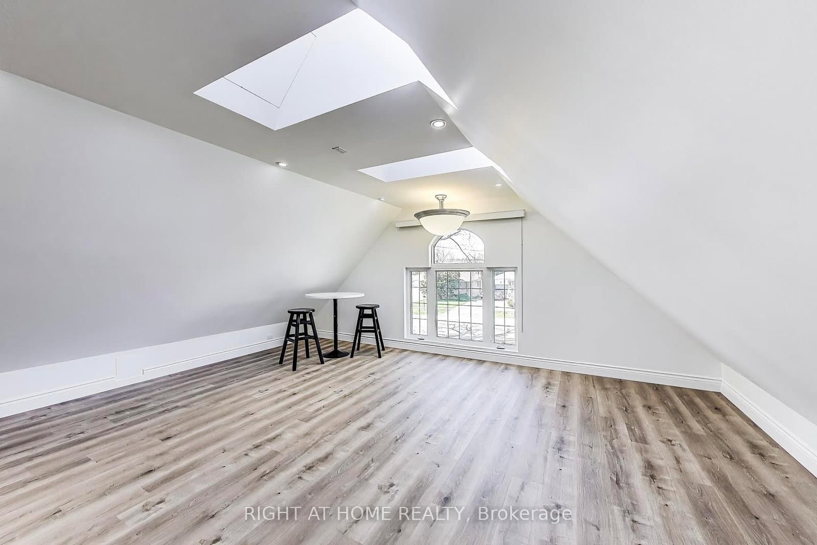 (Upper Level) 4 Martin Grove Road thumbnail 2