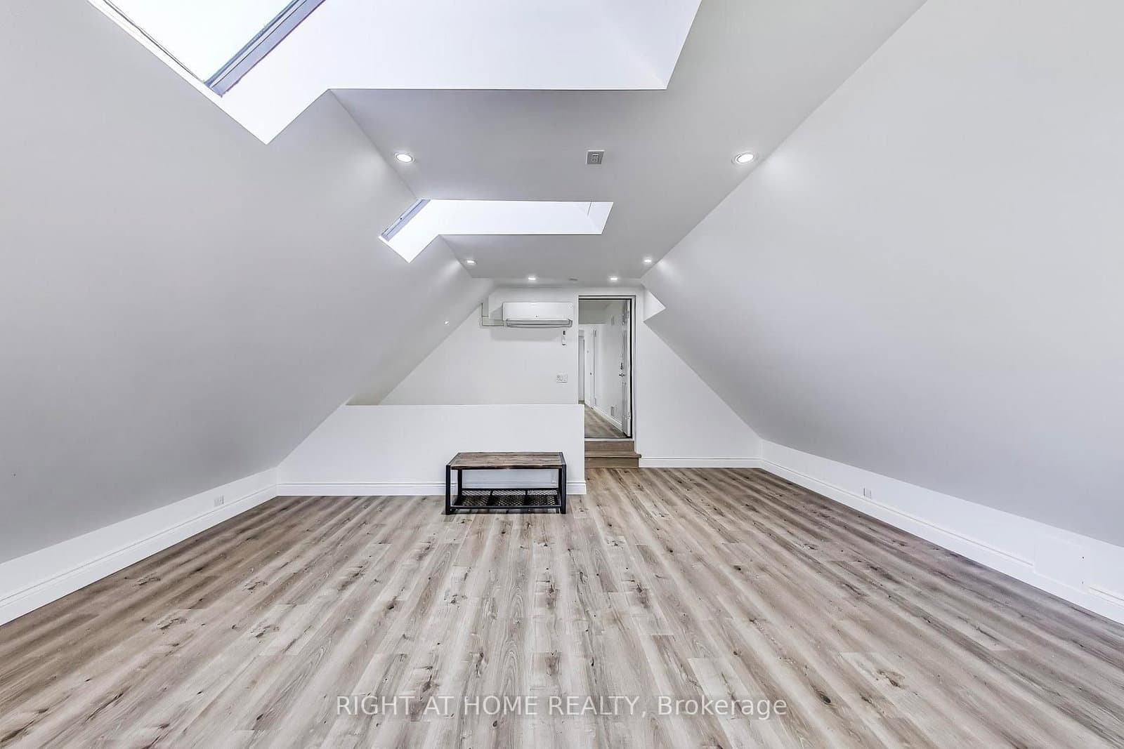 (Upper Level) 4 Martin Grove Road thumbnail 4