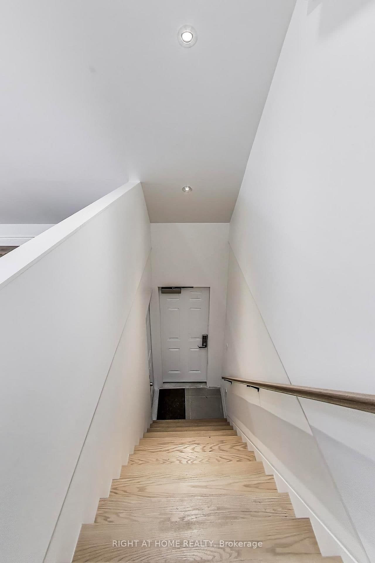 (Upper Level) 4 Martin Grove Road thumbnail 5