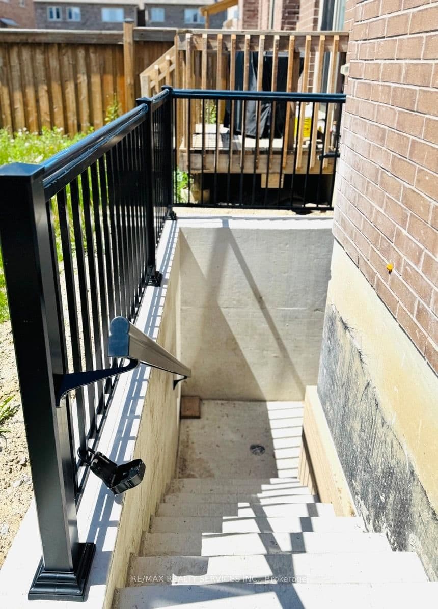 9 Enclave Trail, Unit Basement thumbnail 4