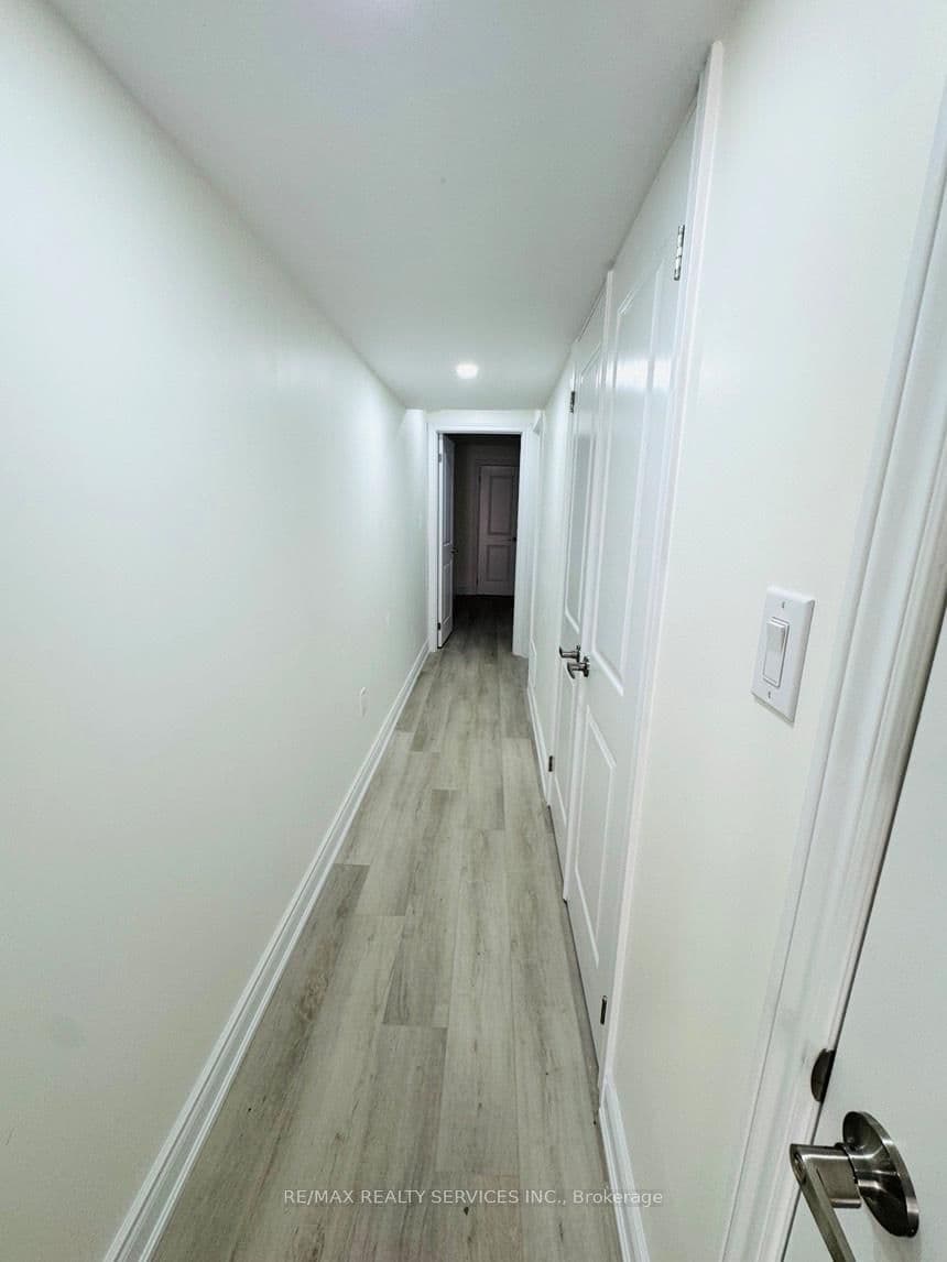 9 Enclave Trail, Unit Basement thumbnail 8