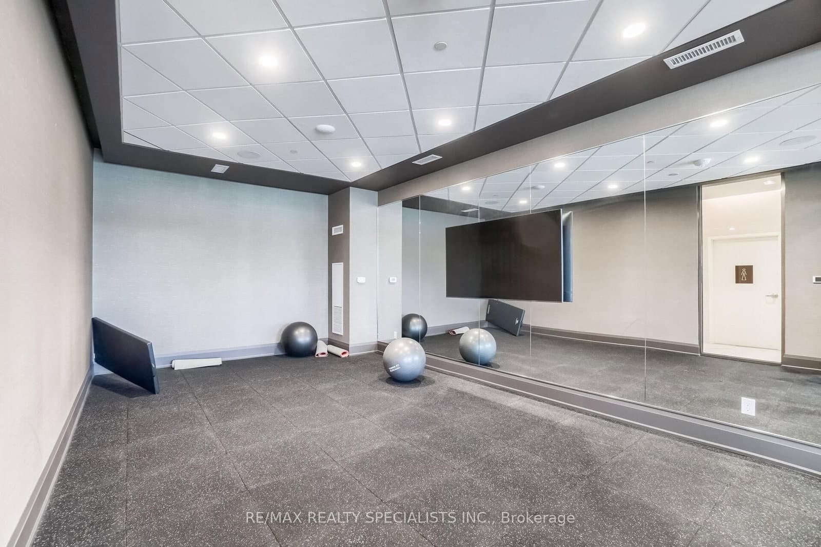 1050 E Main Street E, Unit 405 thumbnail 20