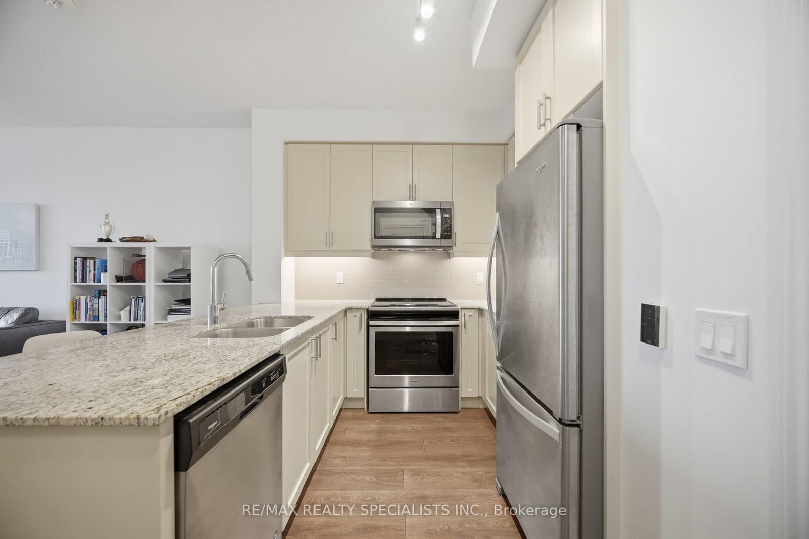1050 E Main Street E, Unit 405 thumbnail 8