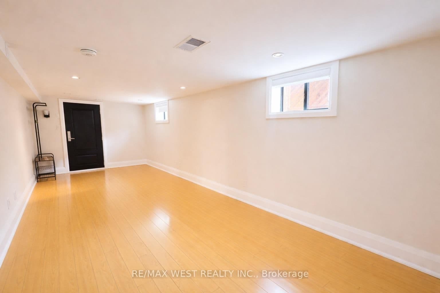 32 Harrow Drive, Unit Lower Level thumbnail 3