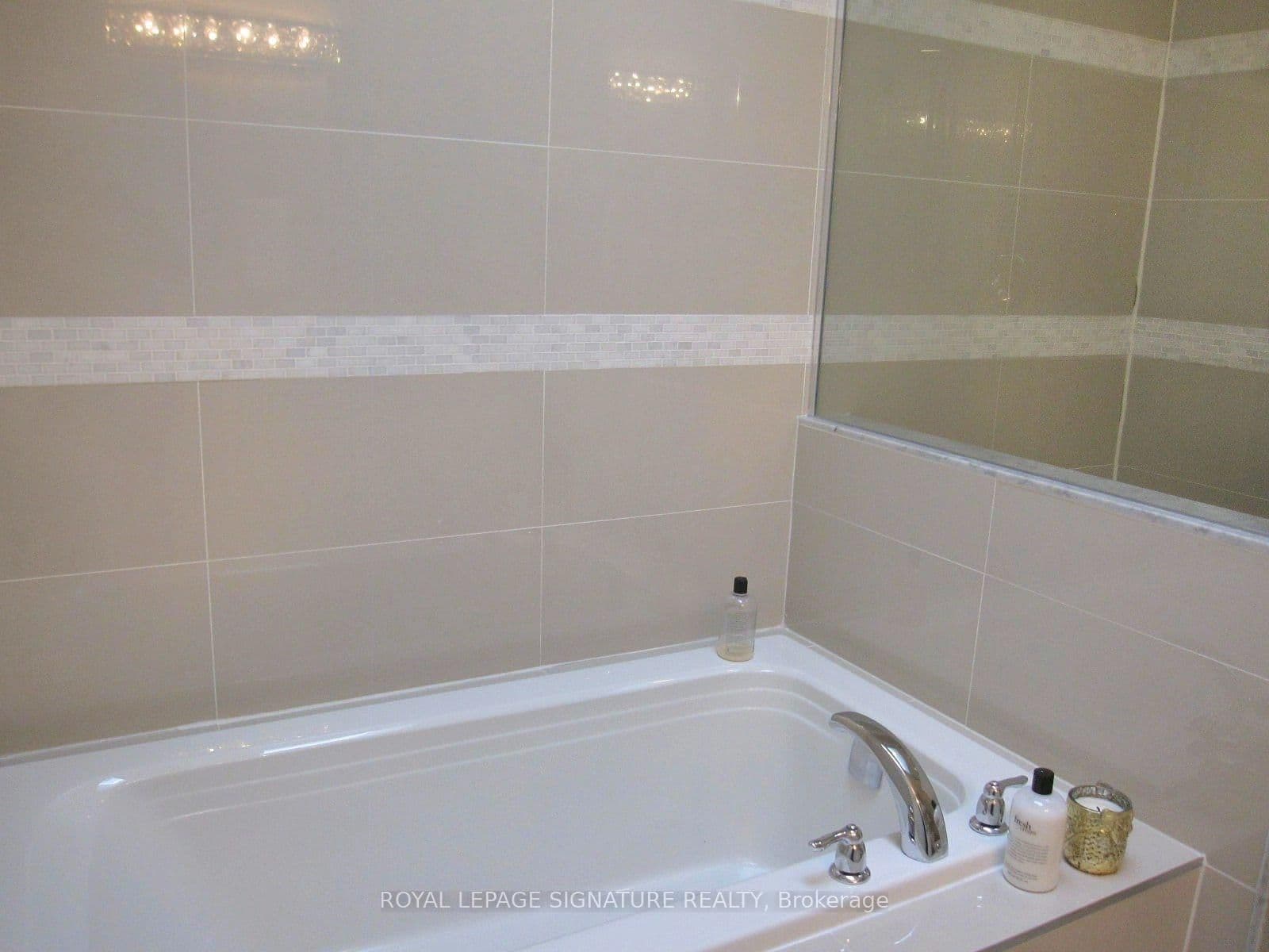 18B Algoma Street thumbnail 32