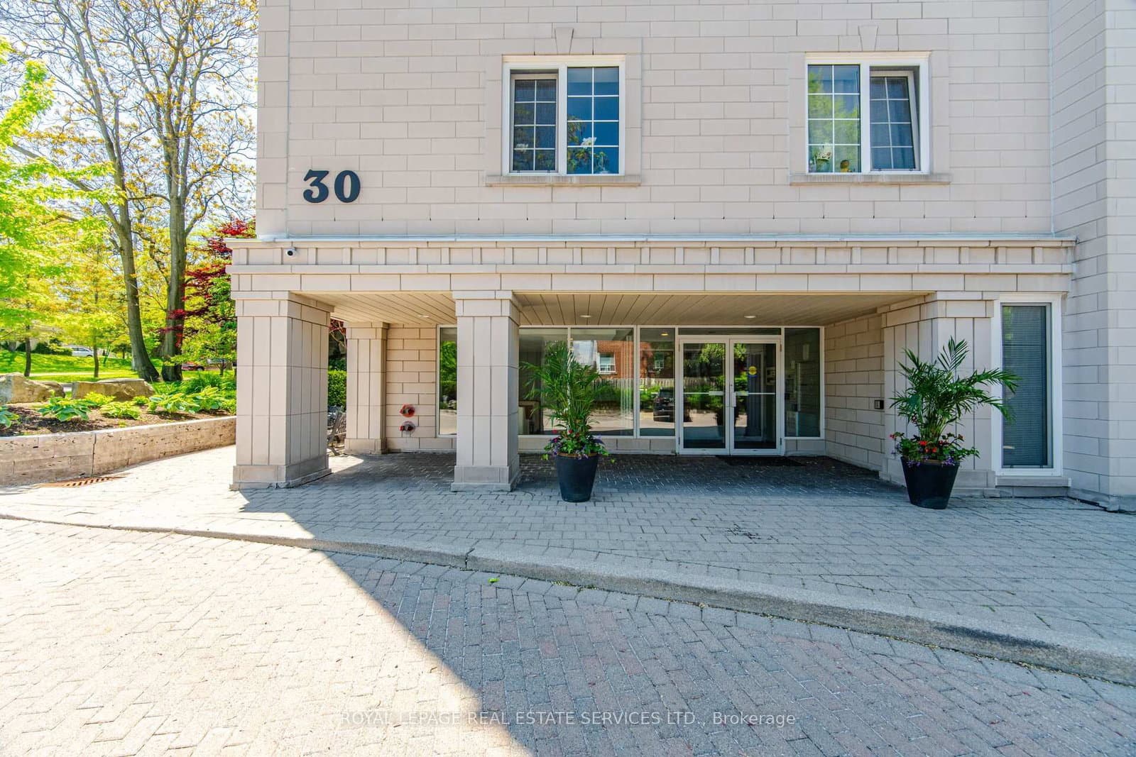 30 Anglesey Boulevard, Unit PH403 thumbnail 3
