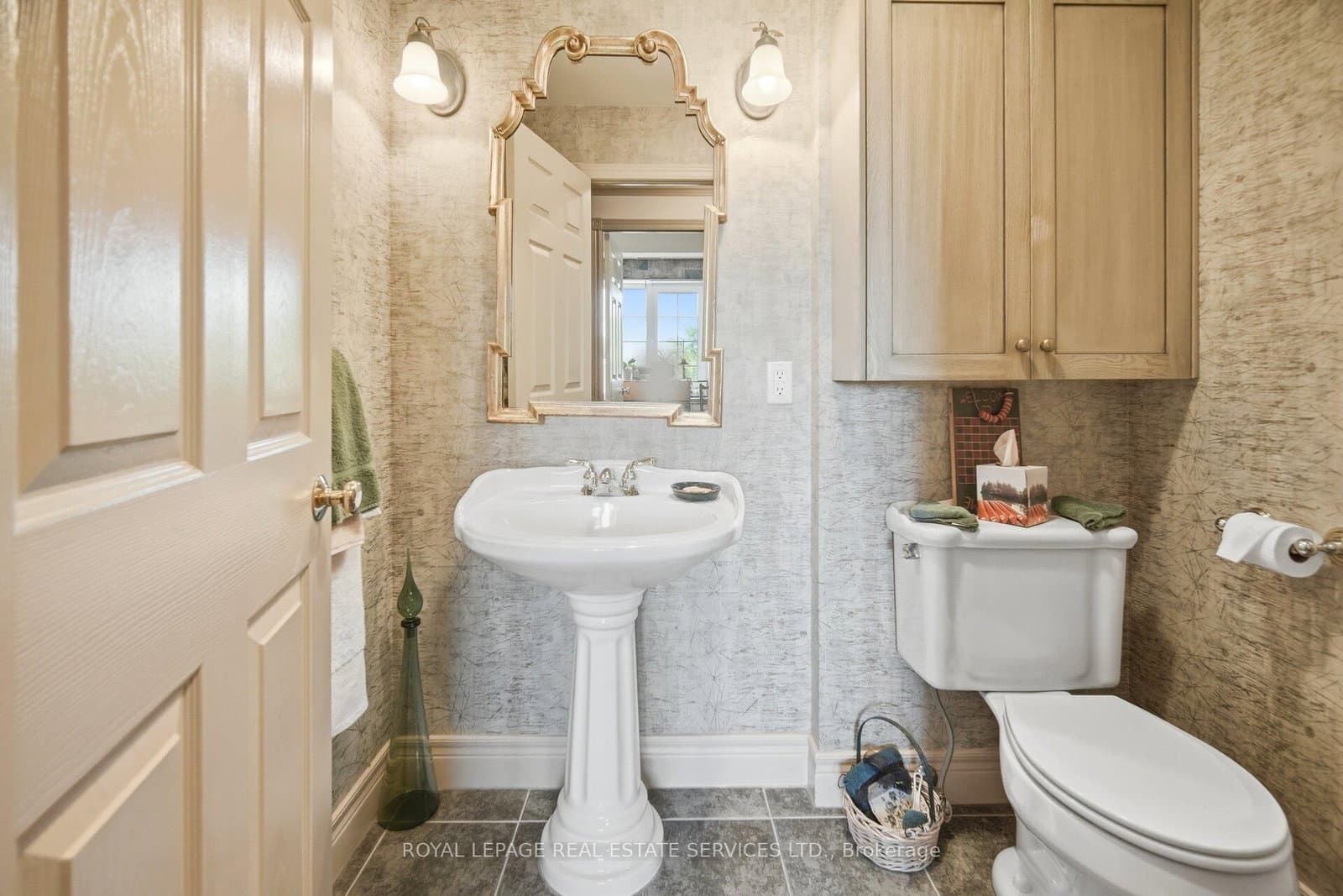 30 Anglesey Boulevard, Unit PH403 thumbnail 30