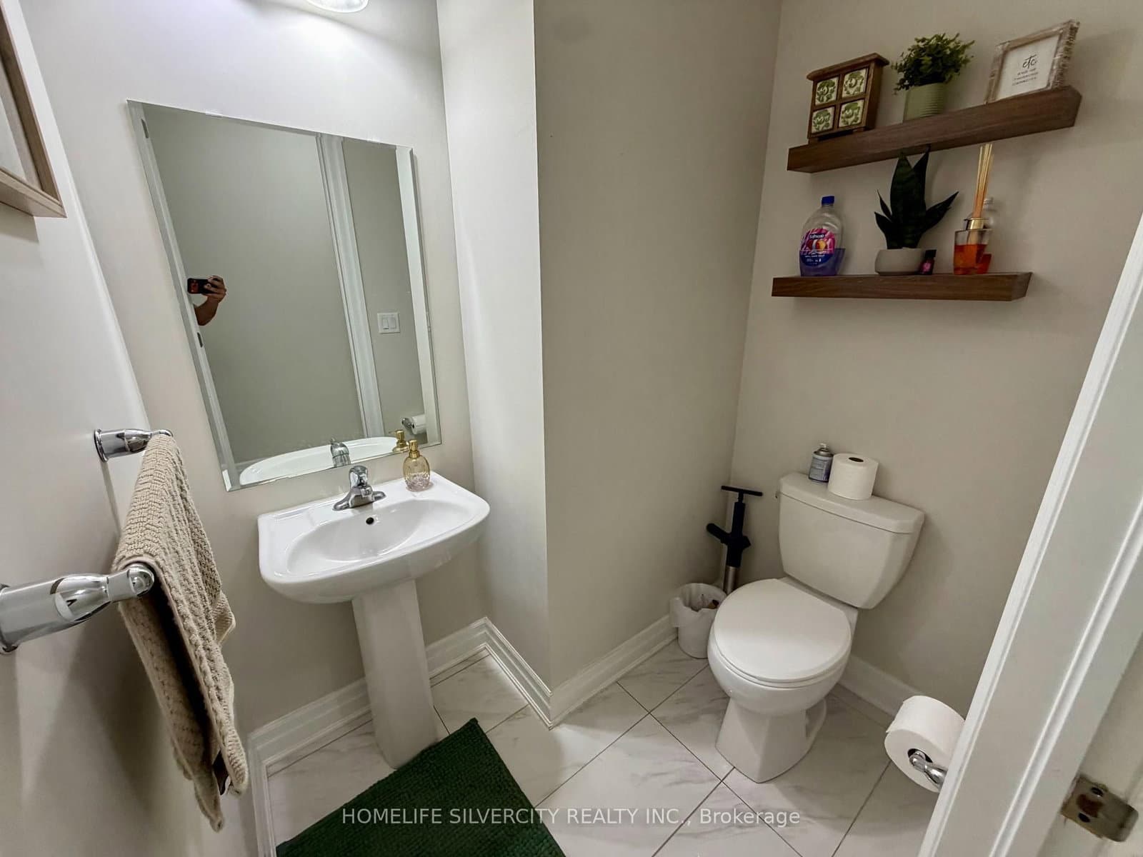 588 Queen Mary Drive thumbnail 18