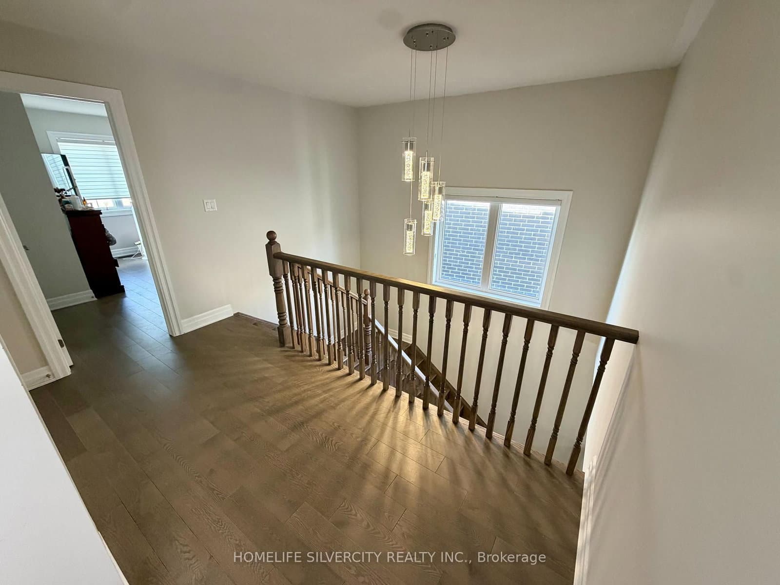 588 Queen Mary Drive thumbnail 21