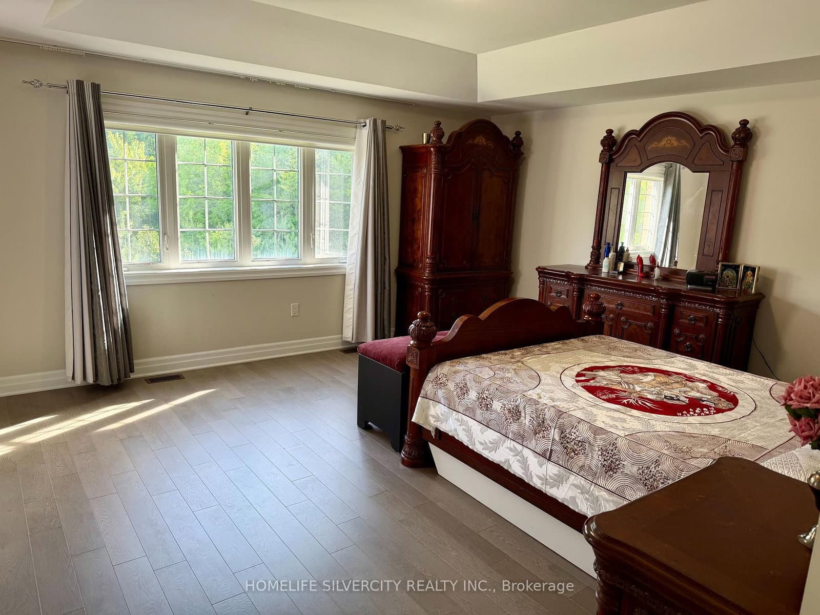 588 Queen Mary Drive thumbnail 23
