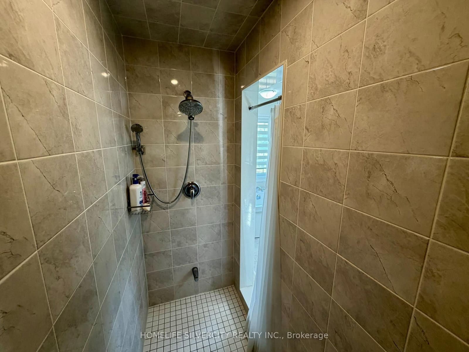 588 Queen Mary Drive thumbnail 25