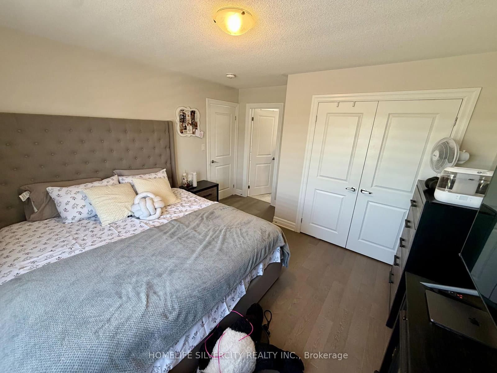 588 Queen Mary Drive thumbnail 32