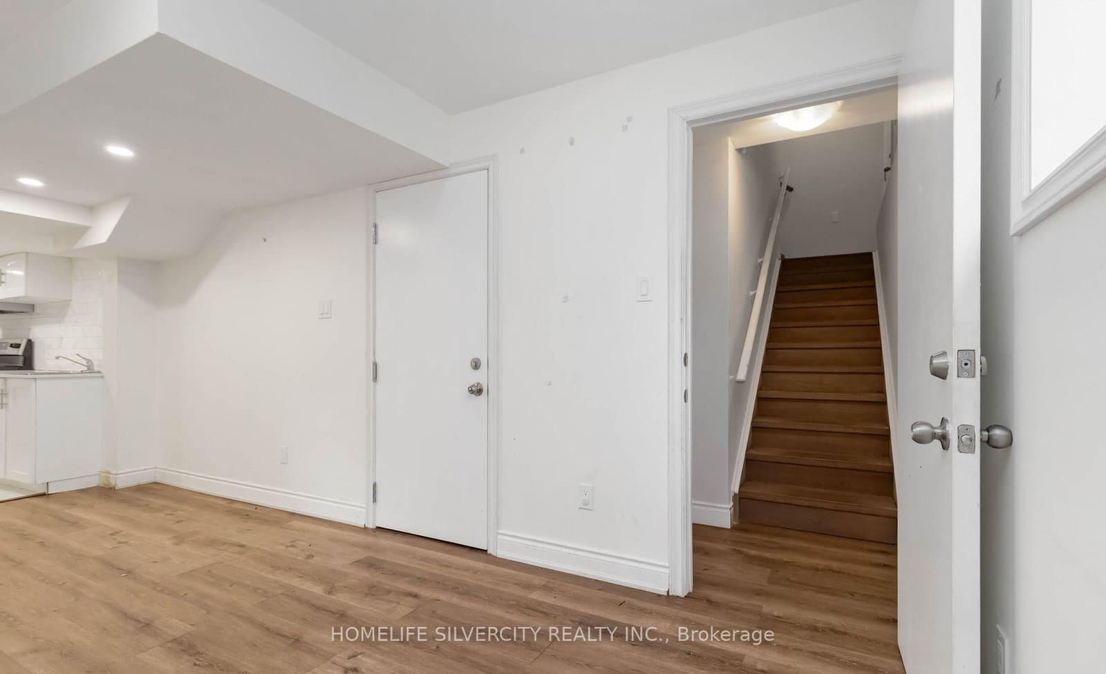 588 Queen Mary Drive thumbnail 37