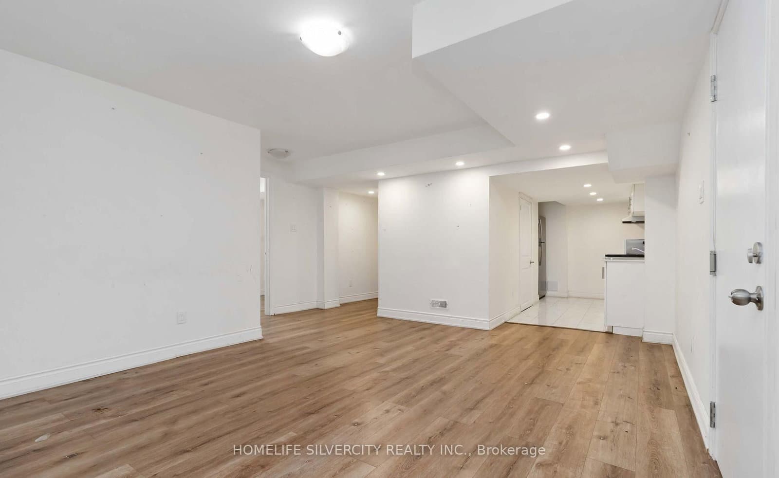 588 Queen Mary Drive thumbnail 45