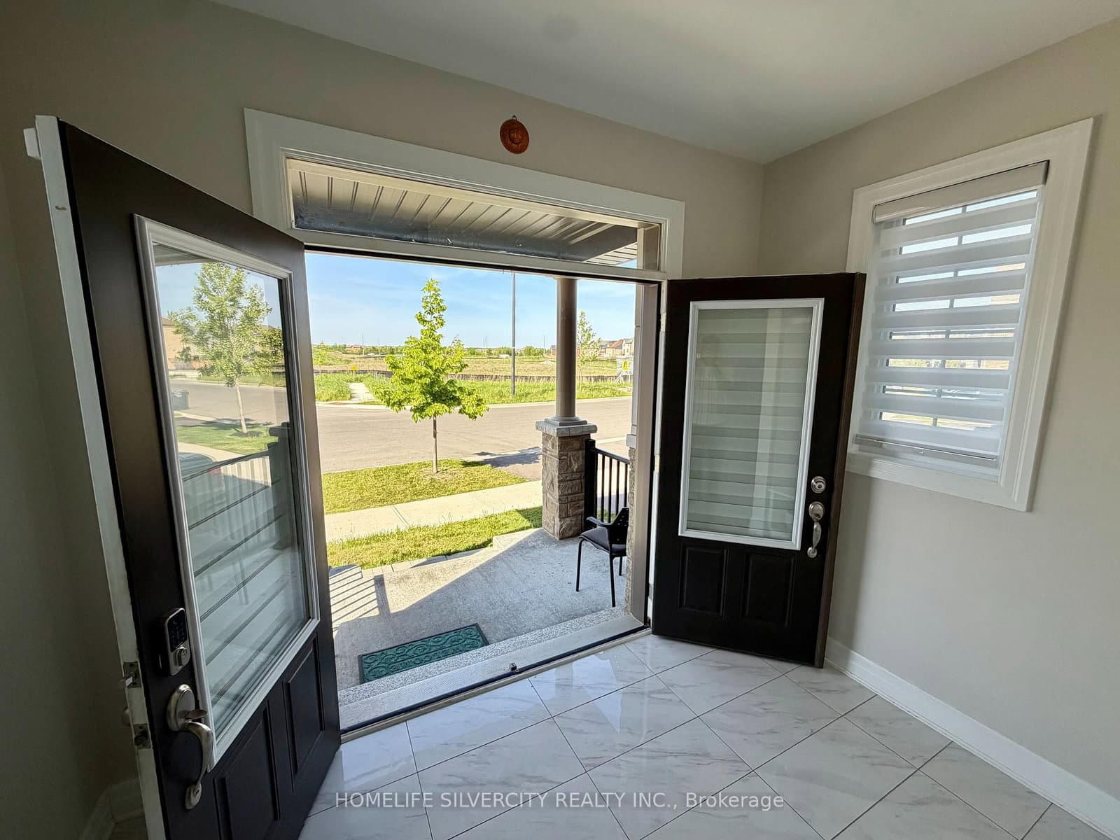 588 Queen Mary Drive thumbnail 5