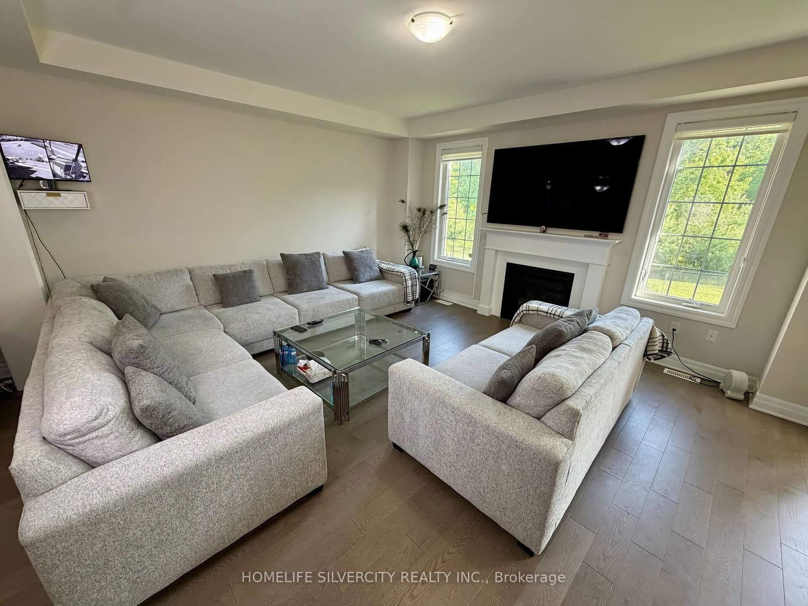 588 Queen Mary Drive thumbnail 9