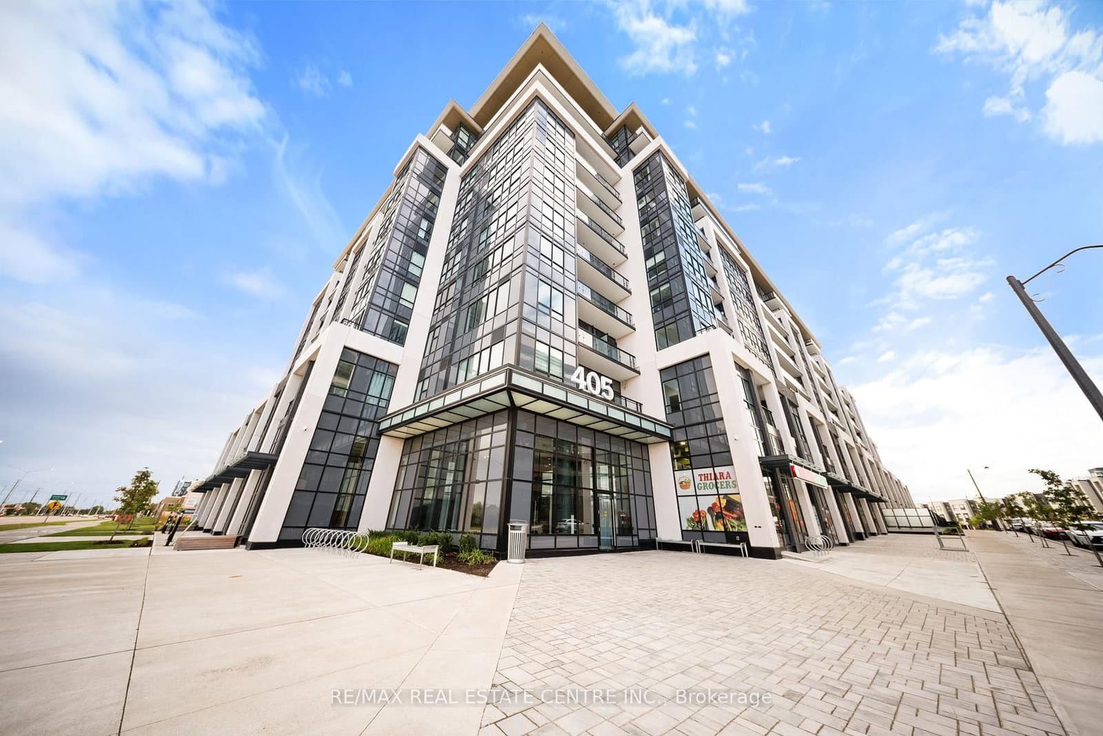 405 Dundas Street W, Unit 316 thumbnail 2