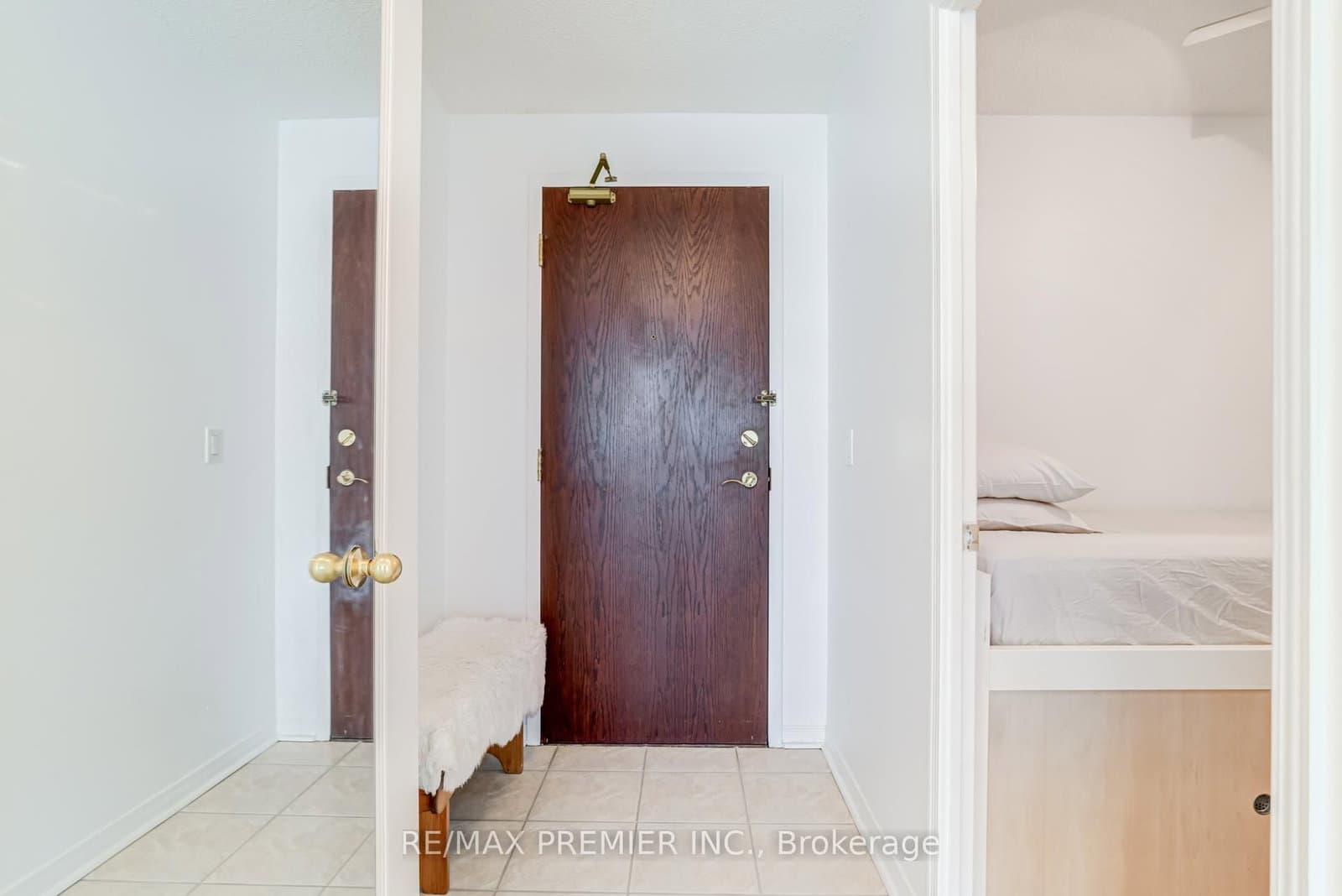 15 Michael Power Place, Unit PH06 thumbnail 4