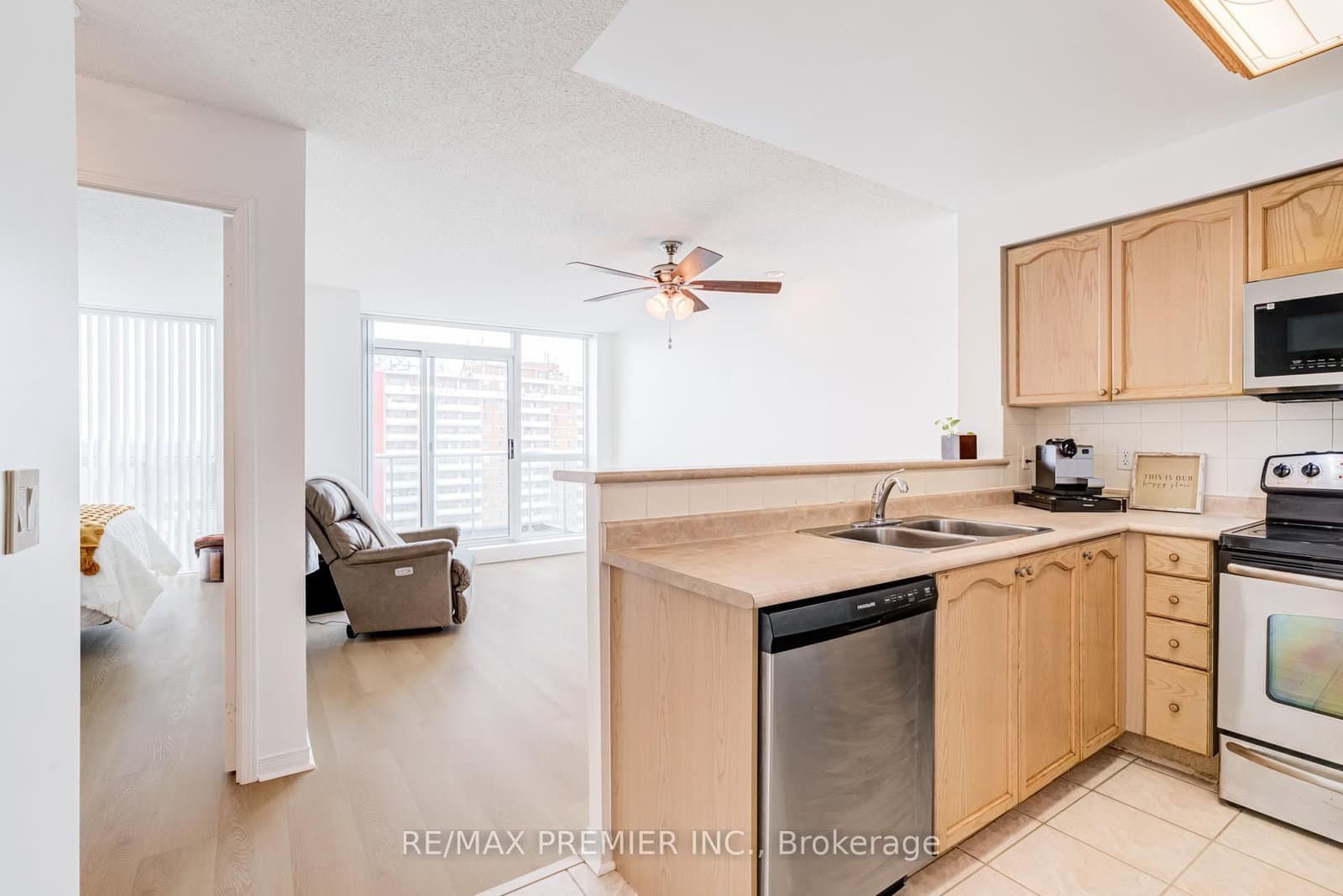 15 Michael Power Place, Unit PH06 thumbnail 6