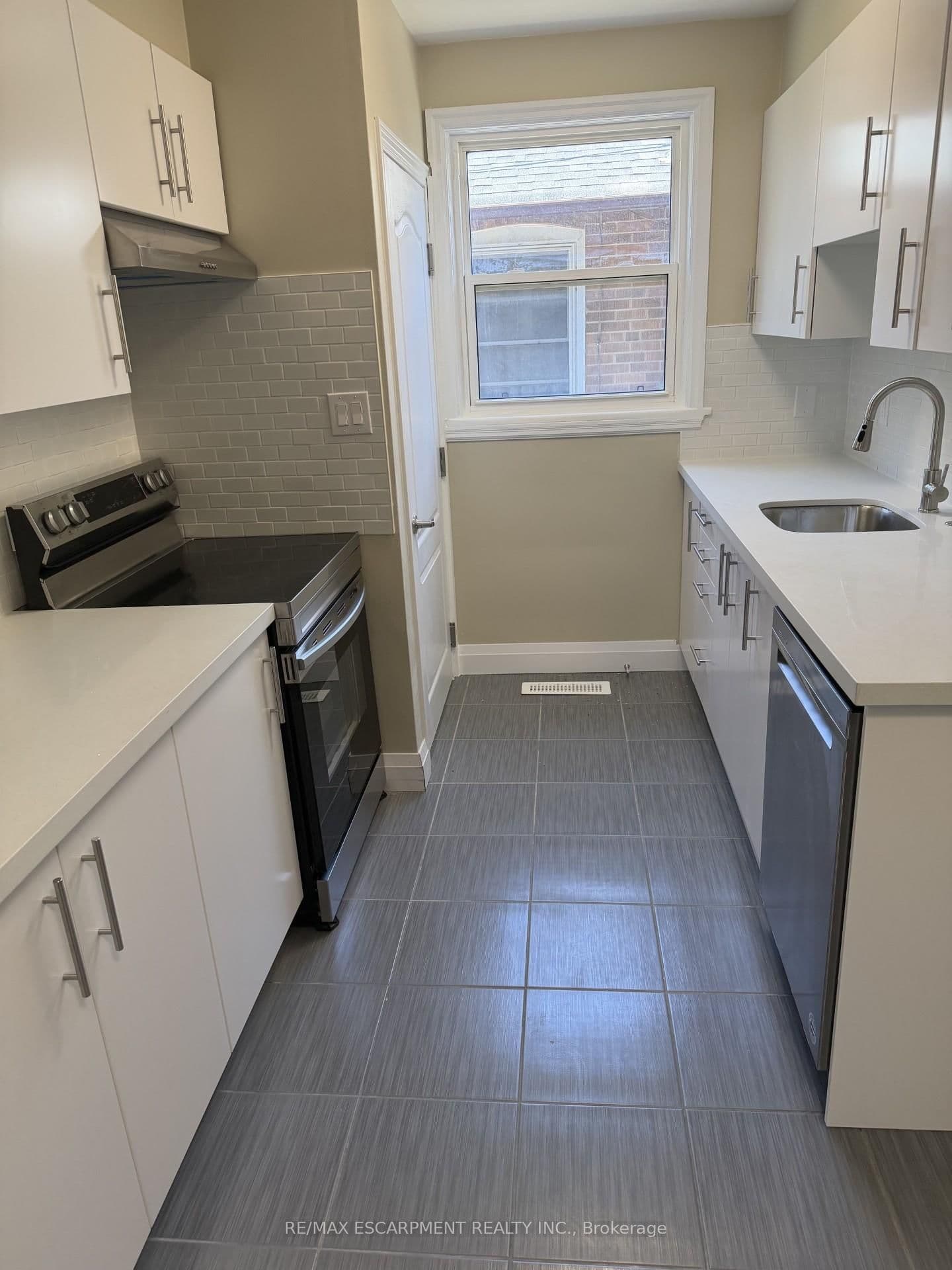 377 Martin Street, Unit UPPER thumbnail 2