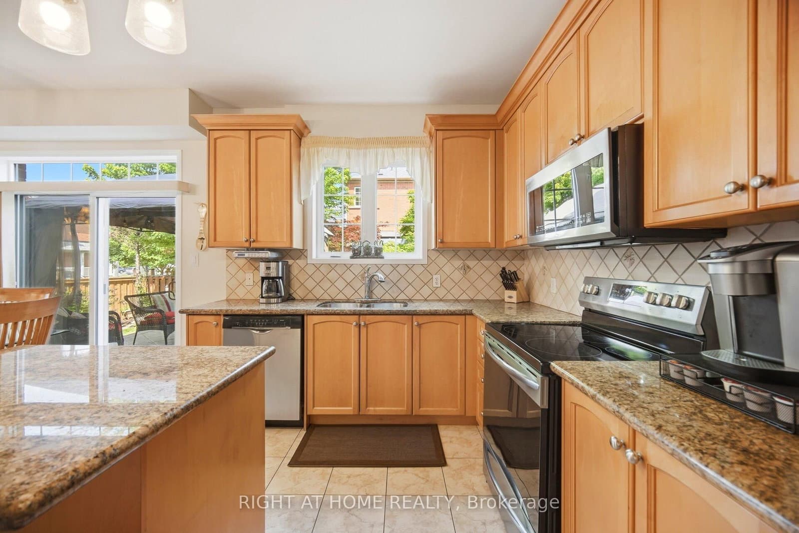 1021 Hemstreet Crescent thumbnail 20
