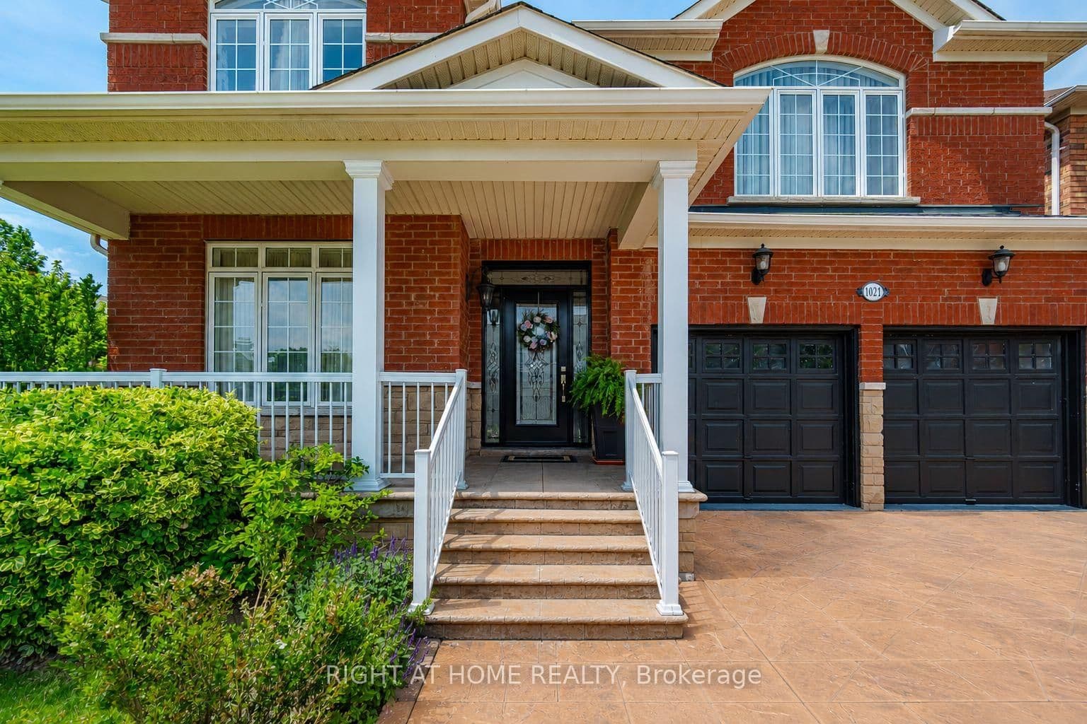 1021 Hemstreet Crescent thumbnail 3