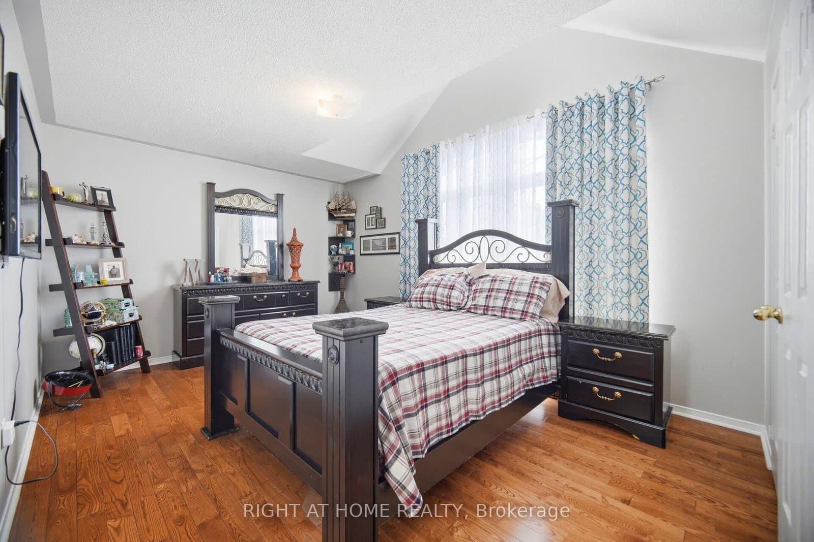 1021 Hemstreet Crescent thumbnail 30