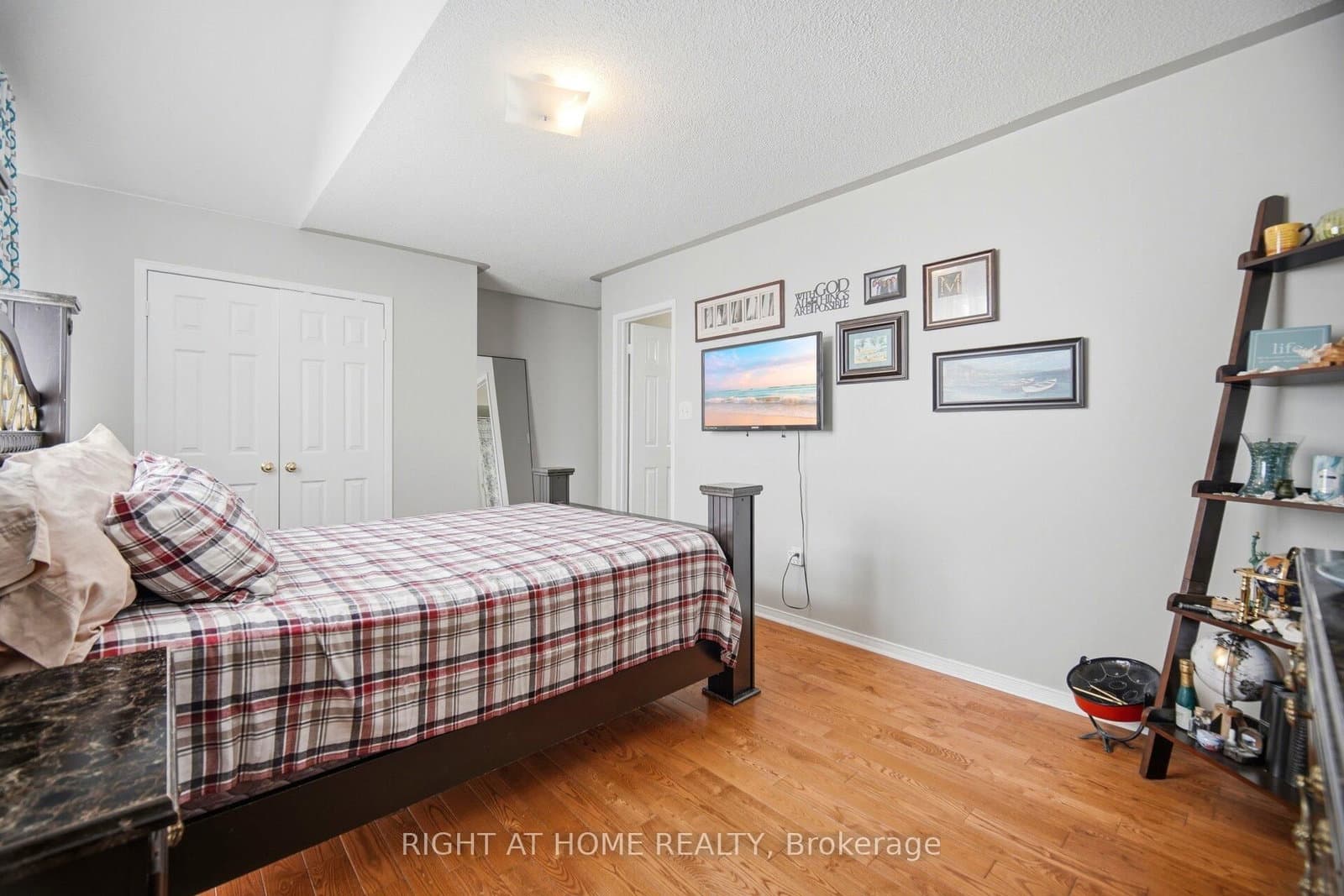 1021 Hemstreet Crescent thumbnail 31