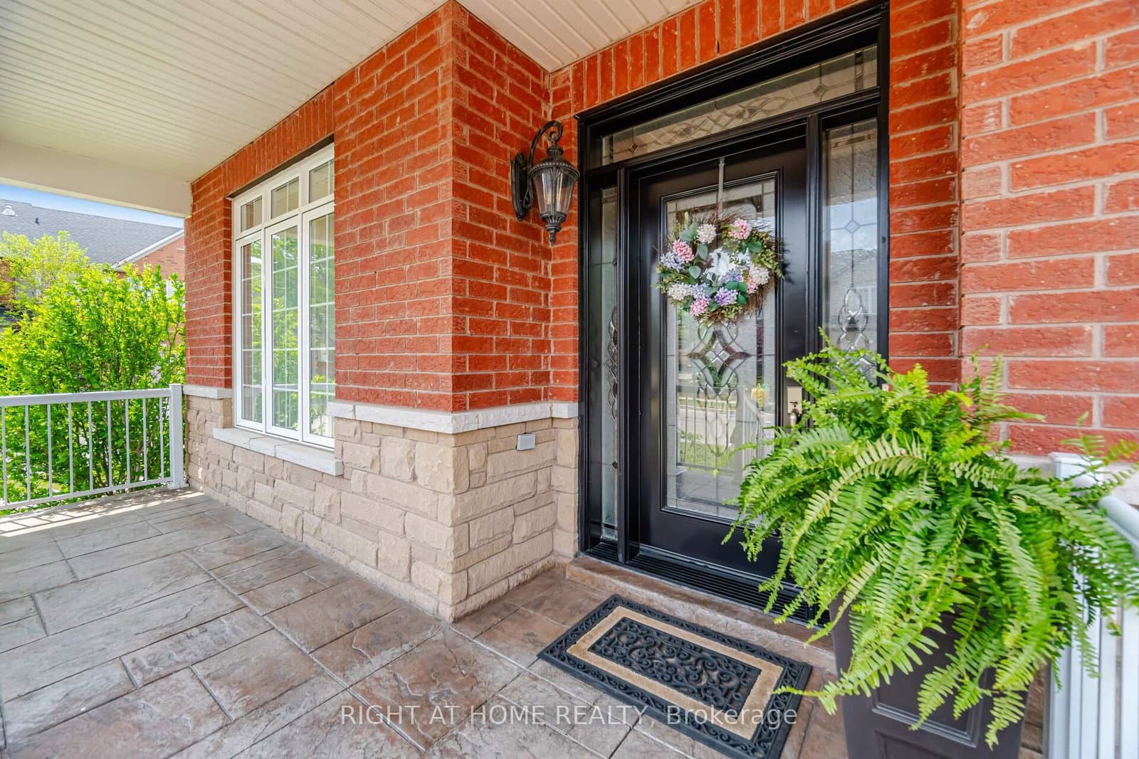 1021 Hemstreet Crescent thumbnail 4