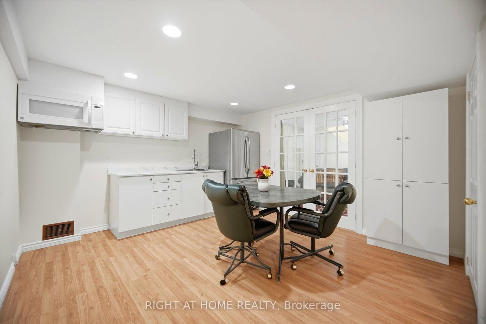 1021 Hemstreet Crescent thumbnail 42
