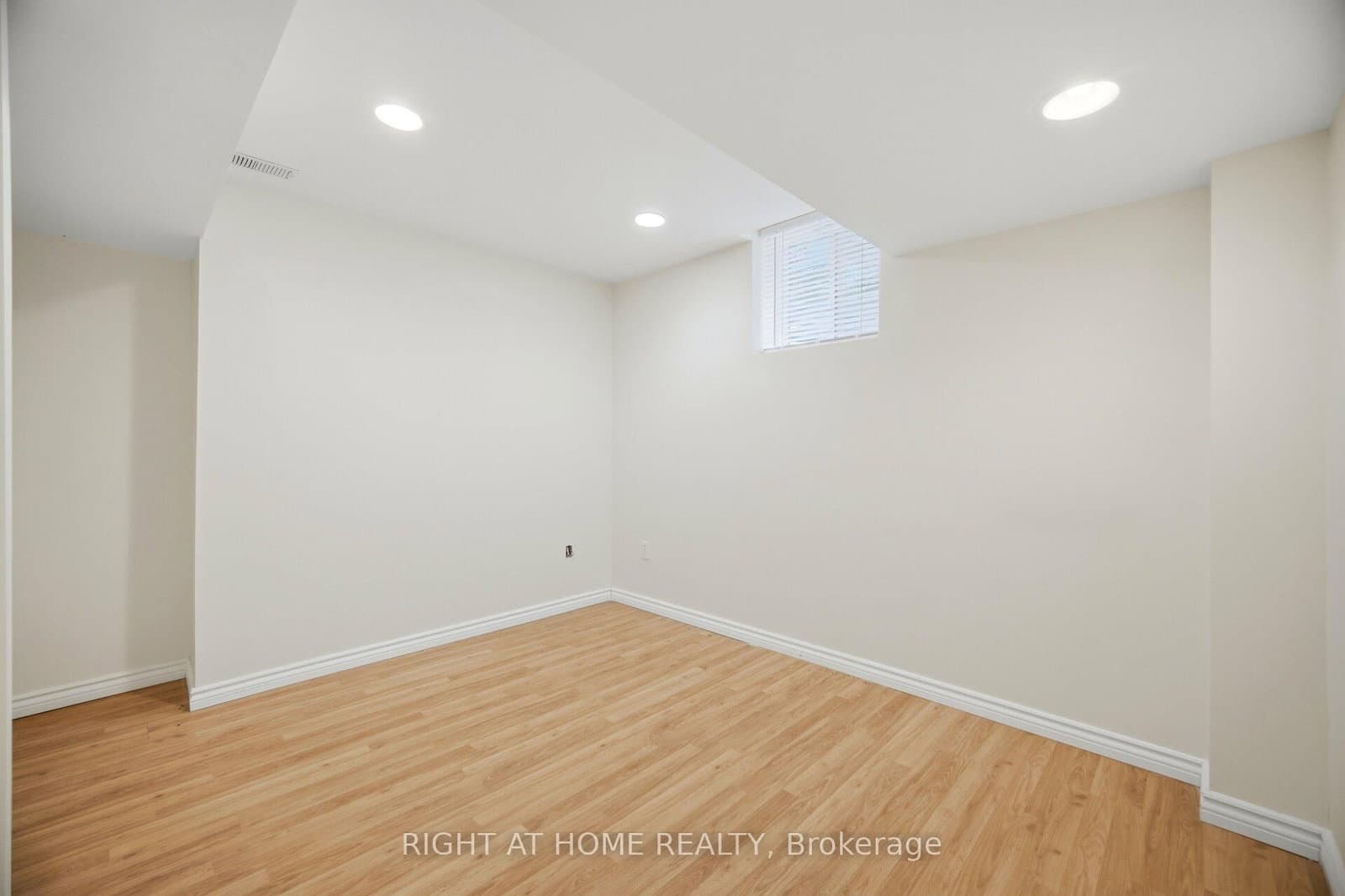 1021 Hemstreet Crescent thumbnail 43