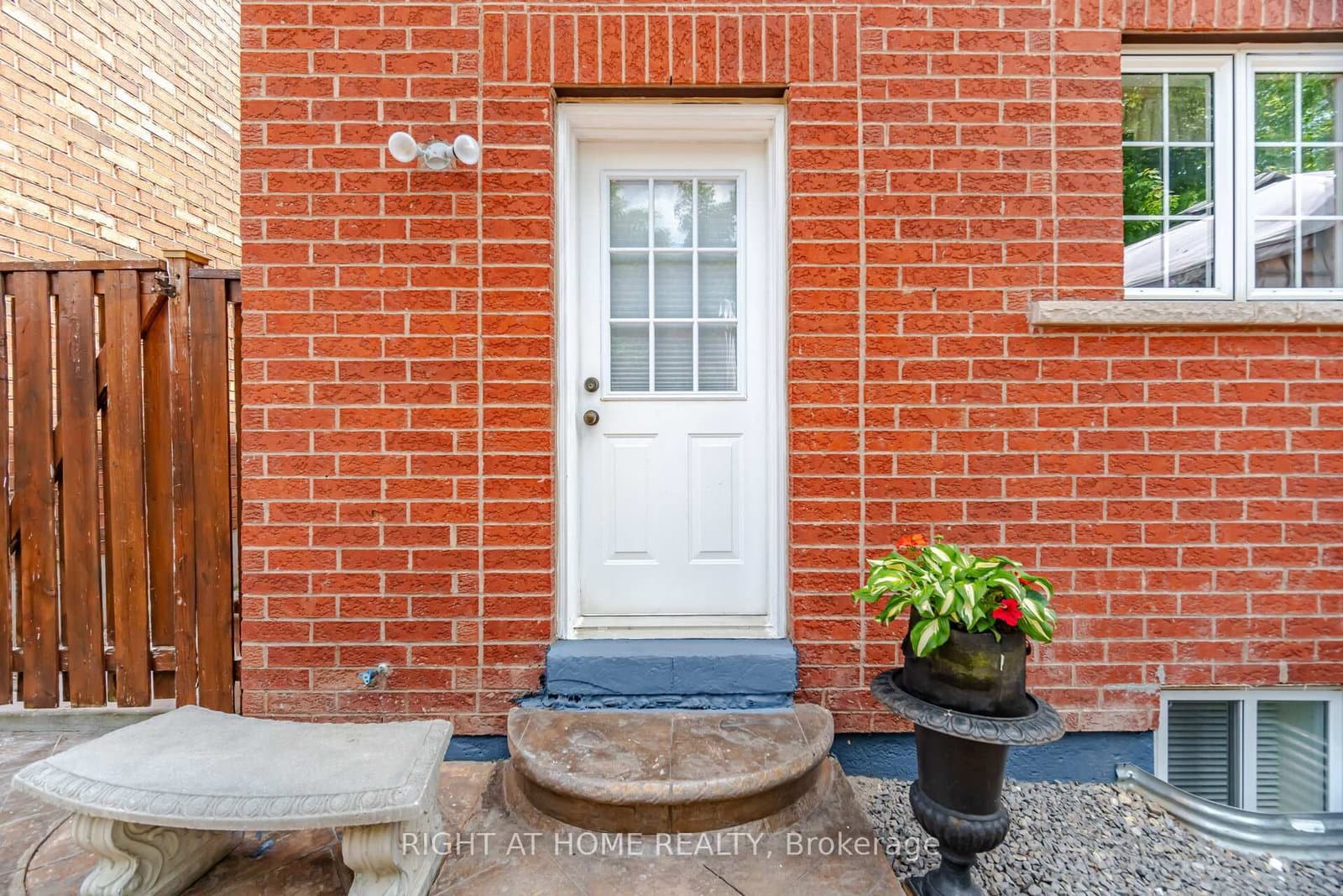 1021 Hemstreet Crescent thumbnail 44