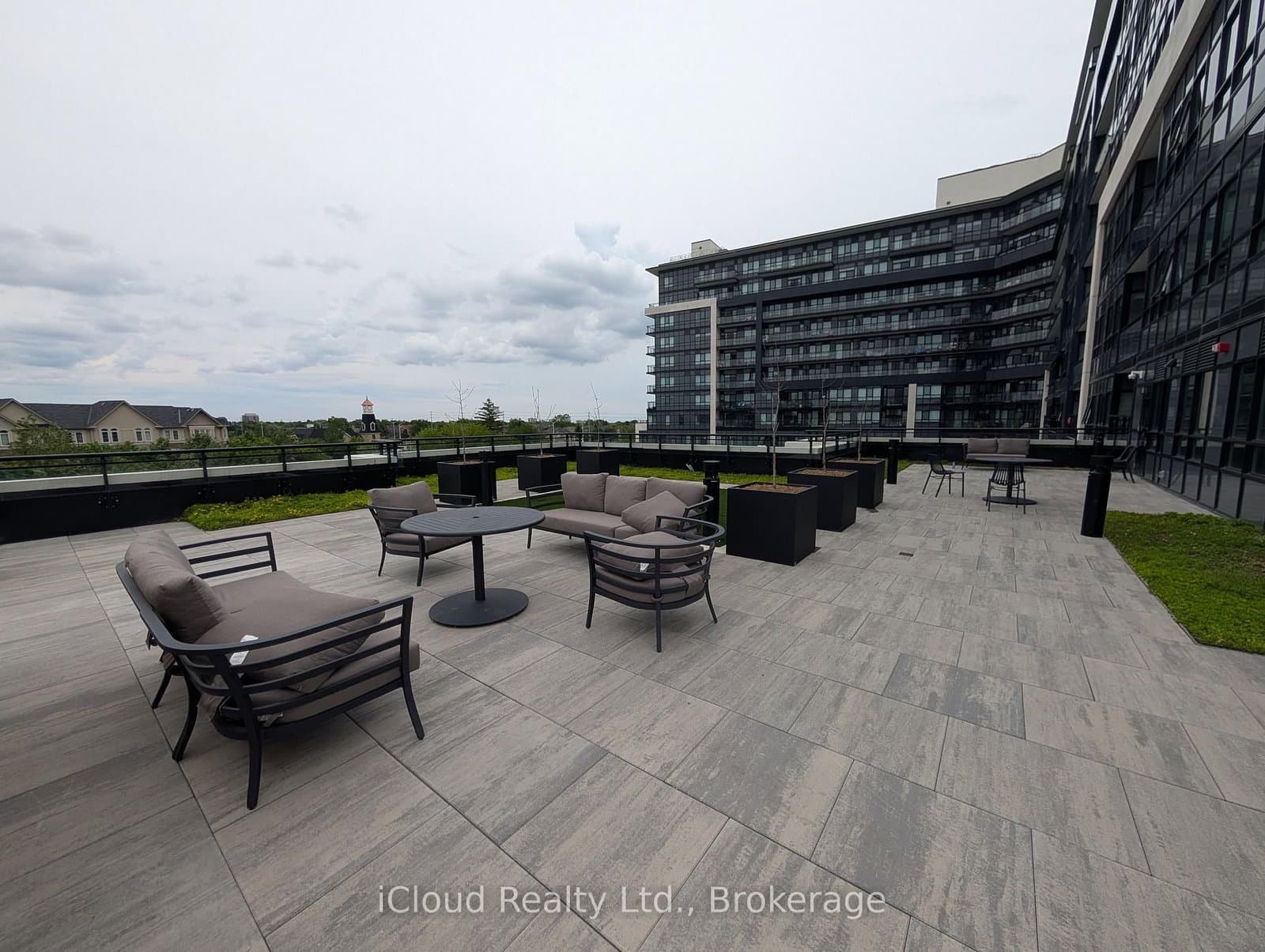 395 Dundas Street W, Unit 417 thumbnail 32