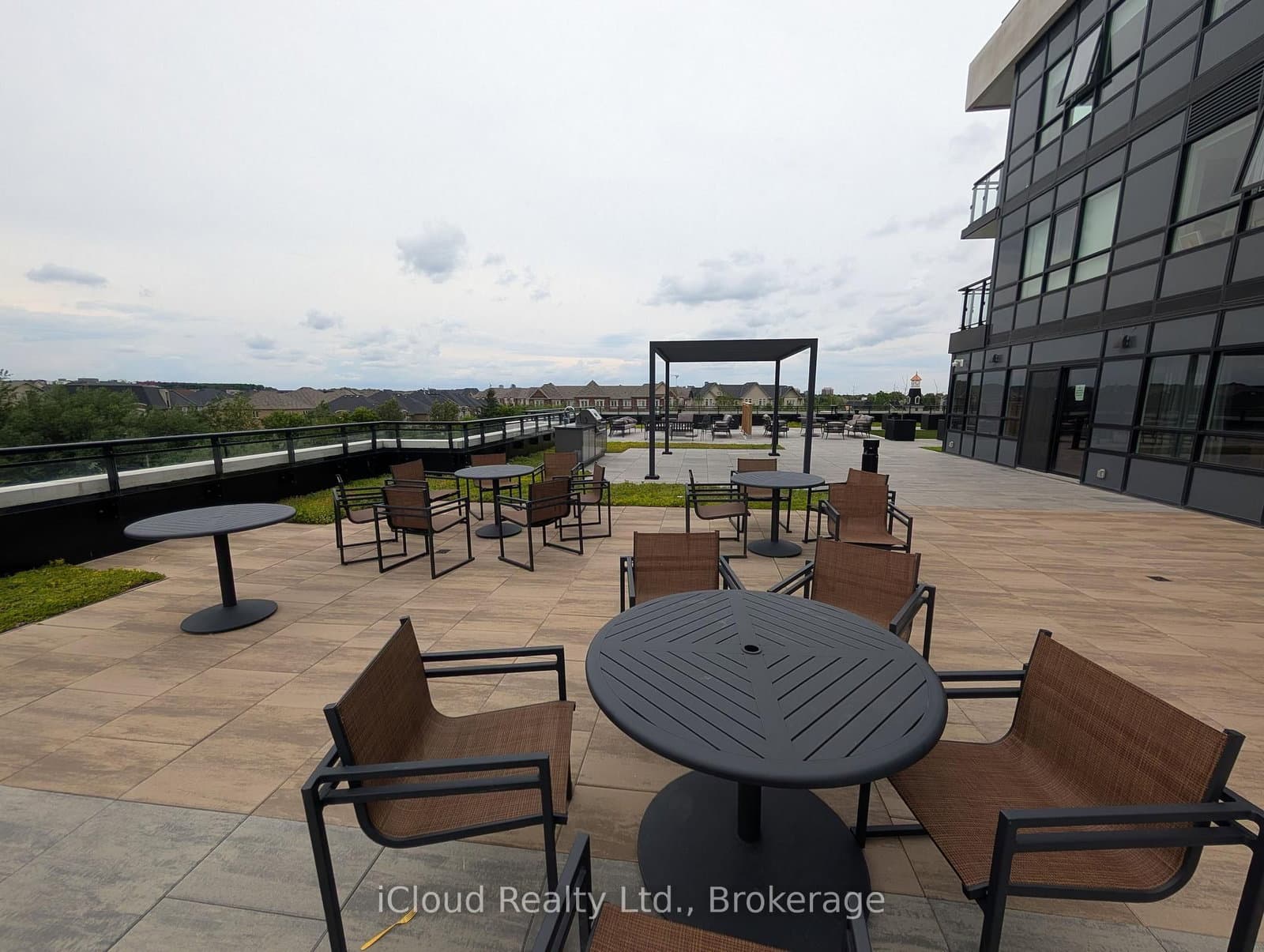 395 Dundas Street W, Unit 417 thumbnail 33